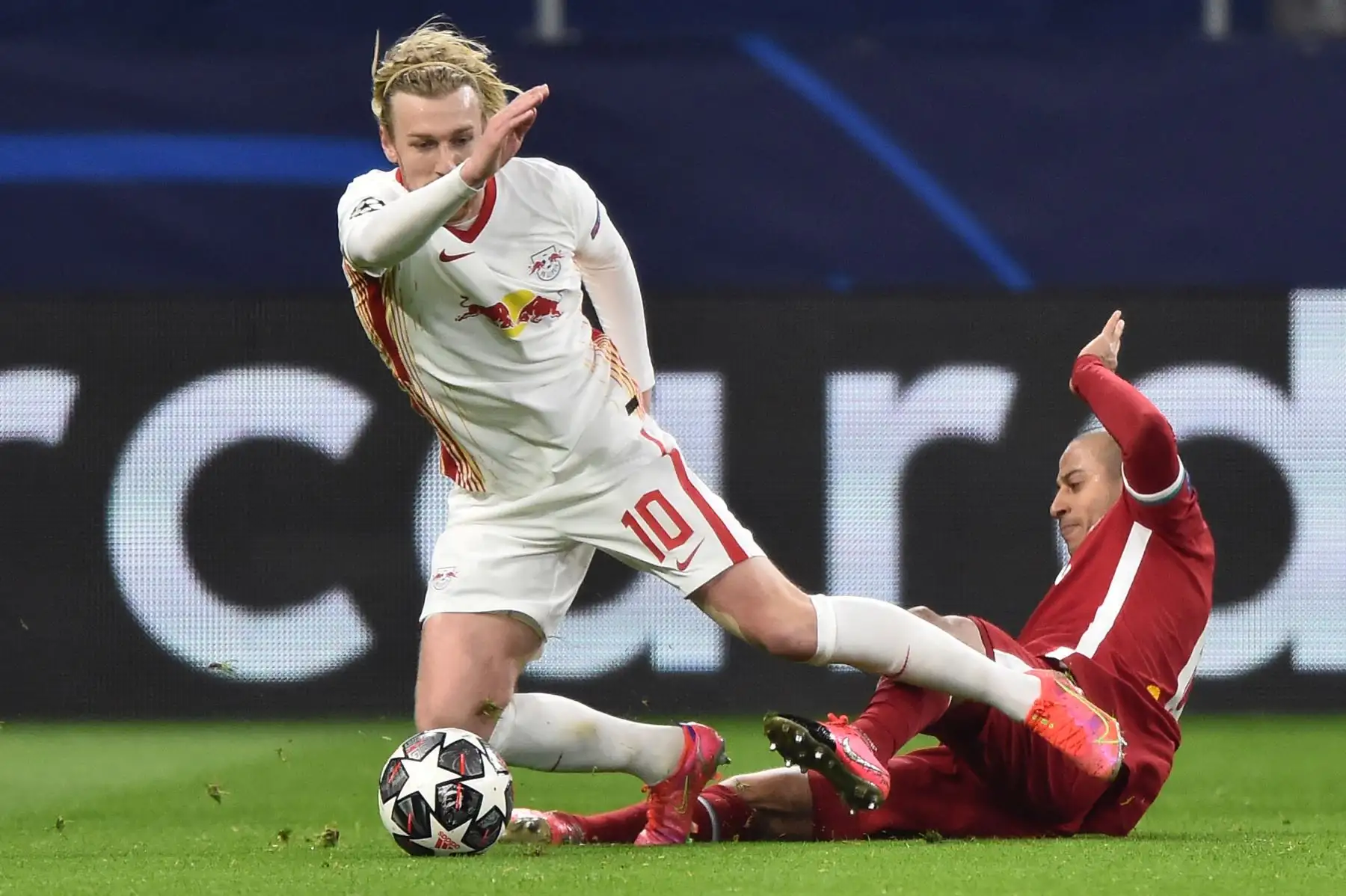 El mediocampista sueco del RB Leipzig, Emil Forsberg, compite con el mediocampista español del Liverpool, Thiago Alcantara, durante partido por la Liga de Campeones de la UEFA. Foto: AFP