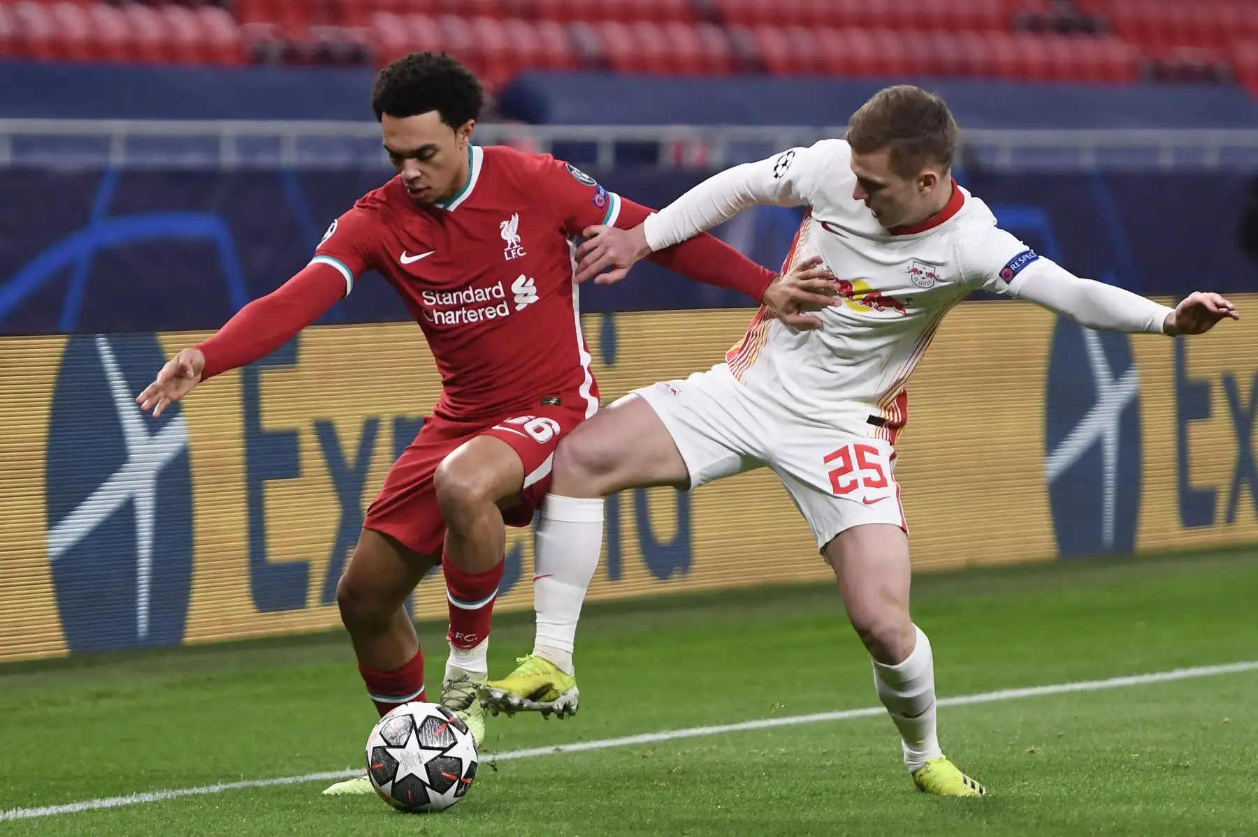 El defensa inglés del Liverpool, Trent Alexander-Arnold, compite con el delantero español del RB Leipzig, Daniel Olmo, durante partido por octavos de final de la Liga de Campeones de la UEFA. Foto: AFP