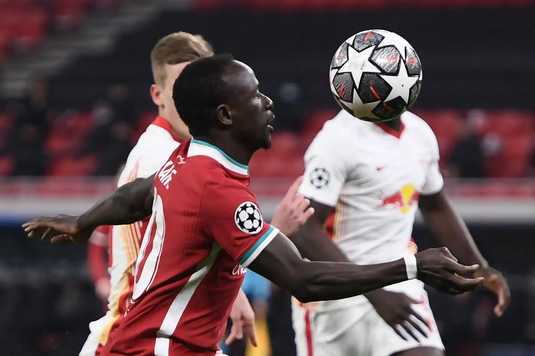 El delantero senegalés del Liverpool Sadio Mane controla el balón durante la Liga de Campeones de la UEFA. Foto: AFP
