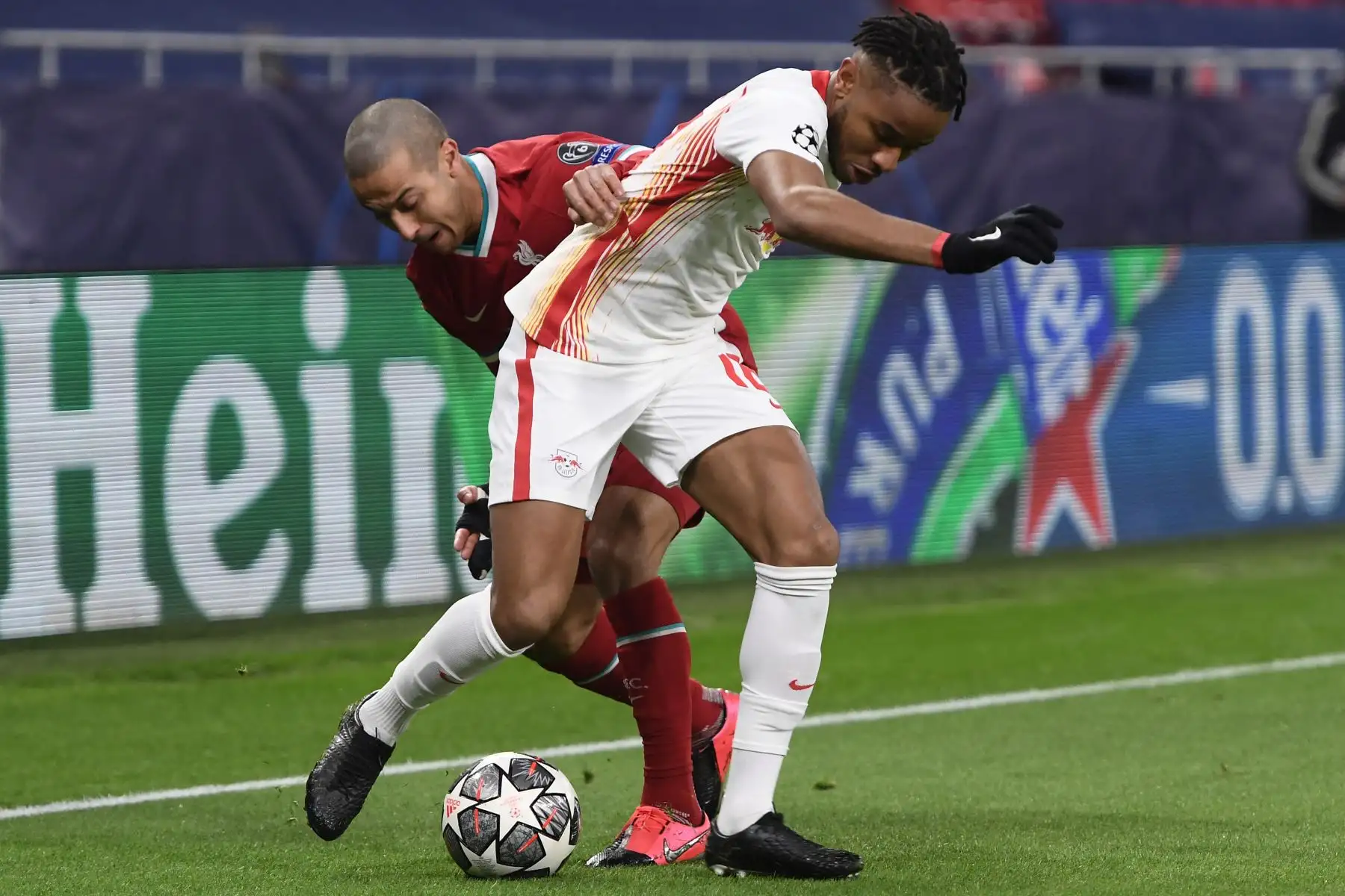 El centrocampista español del Liverpool, Thiago Alcantara, compite con el mediocampista francés del RB Leipzig, Christopher Nkunku, durante partido por octavos de final de la Liga de Campeones de la UEFA. Foto: AFP