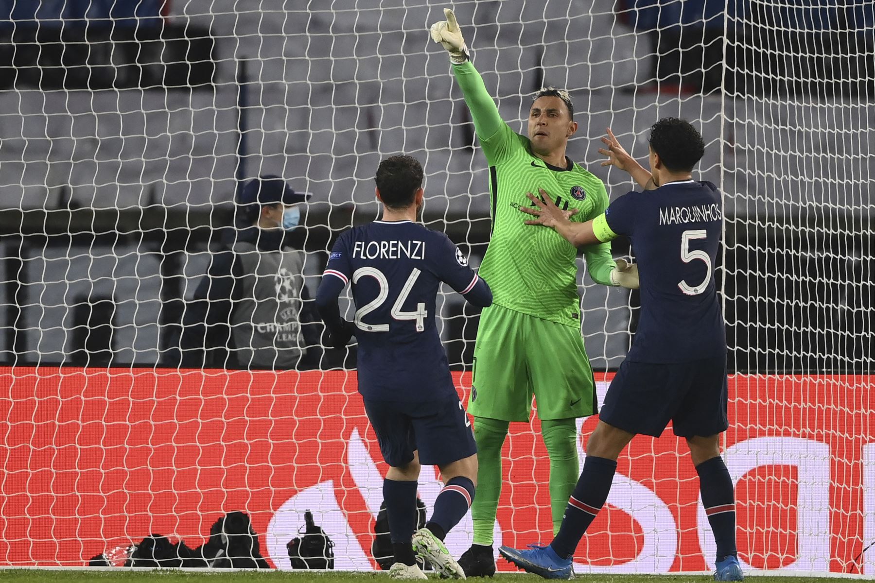 El portero costarricense del Paris Saint-Germain, Keylor Navas, celebra con el defensor brasileño, Marquinhos y el defensor italiano, Alessandro Florenzi, compañeros de equipo, tras salvar un penalti durante los octavos de final de la Liga de Campeones de la UEFA. Foto: AFP