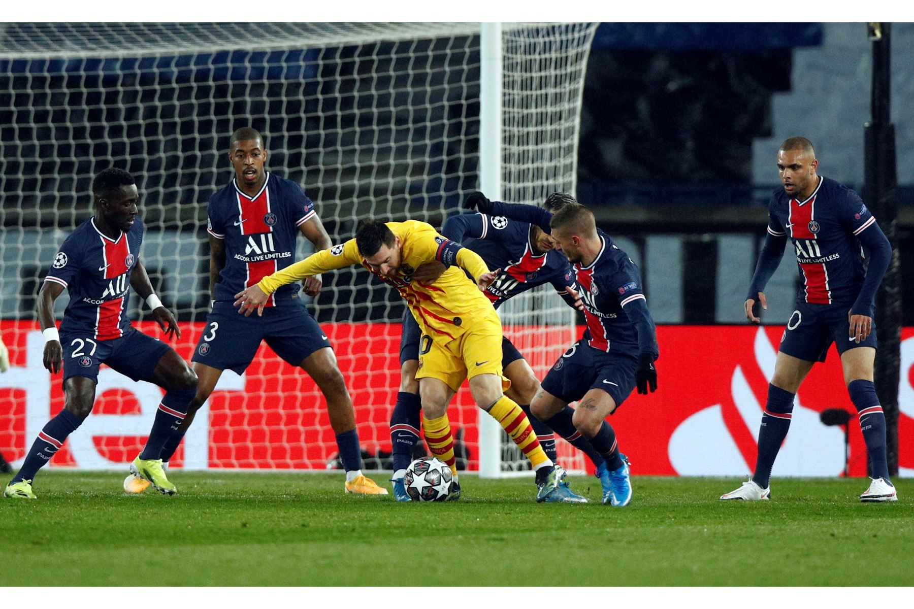 Lionel Messi del Barcelona en acción durante la marca de sus rivales del PSG en los octavos de final de la UEFA Champions League, en Paris. Foto: EFE