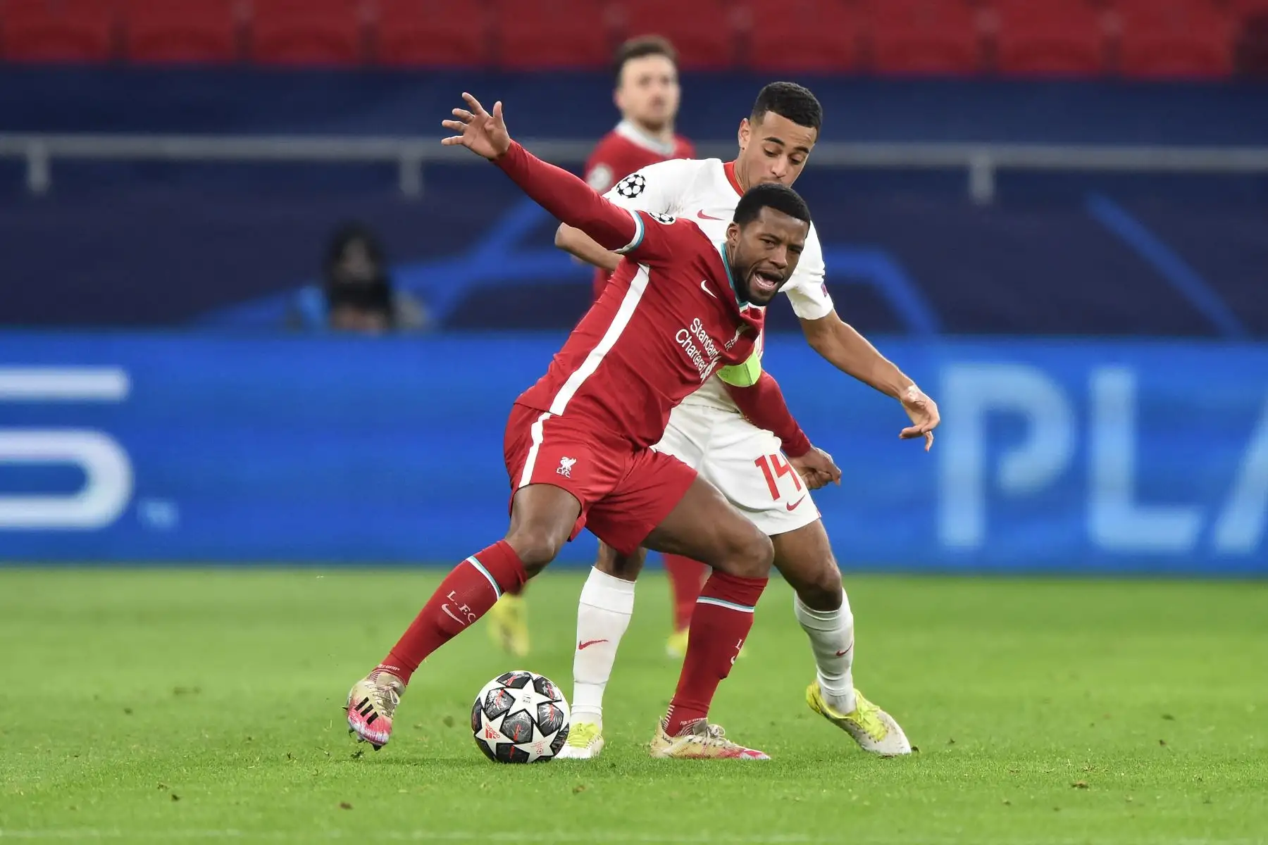 El centrocampista holandés del Liverpool, Georginio Wijnaldum, compite con el mediocampista estadounidense del RB Leipzig, Tyler Adams, durante partido por a Liga de Campeones de la UEFA. Foto: AFP