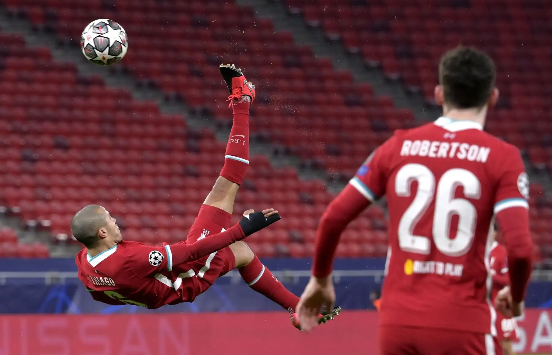 Thiago Alcantara del Liverpool realiza una tiro en el aire durante los octavos de final de la UEFA Champions League. Foto: EFE