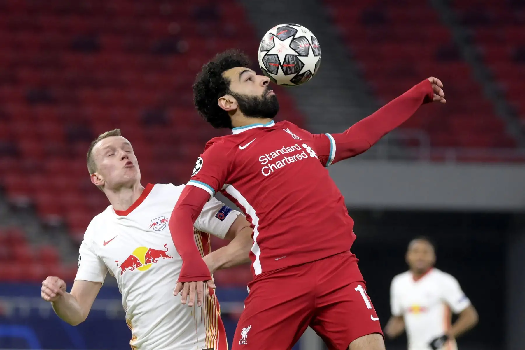Lukas Klostermann de RB Leipzig lucha por el balón contra Mohamed Salah de Liverpool durante los octavos de final de la Liga de Campeones de la UEFA. Foto: EFE