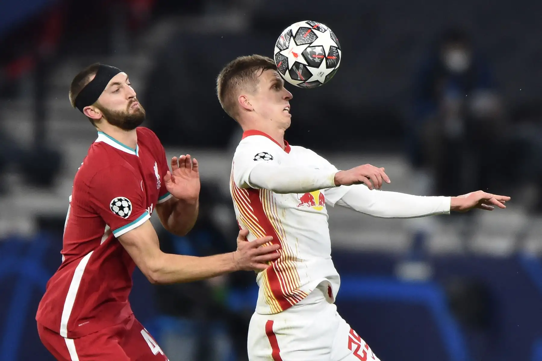El defensor inglés del Liverpool, Nathaniel Phillips, compite con el mediocampista español del RB Leipzig, Dani Olmo, durante partido por la Liga de Campeones de la UEFA. Foto: AFP