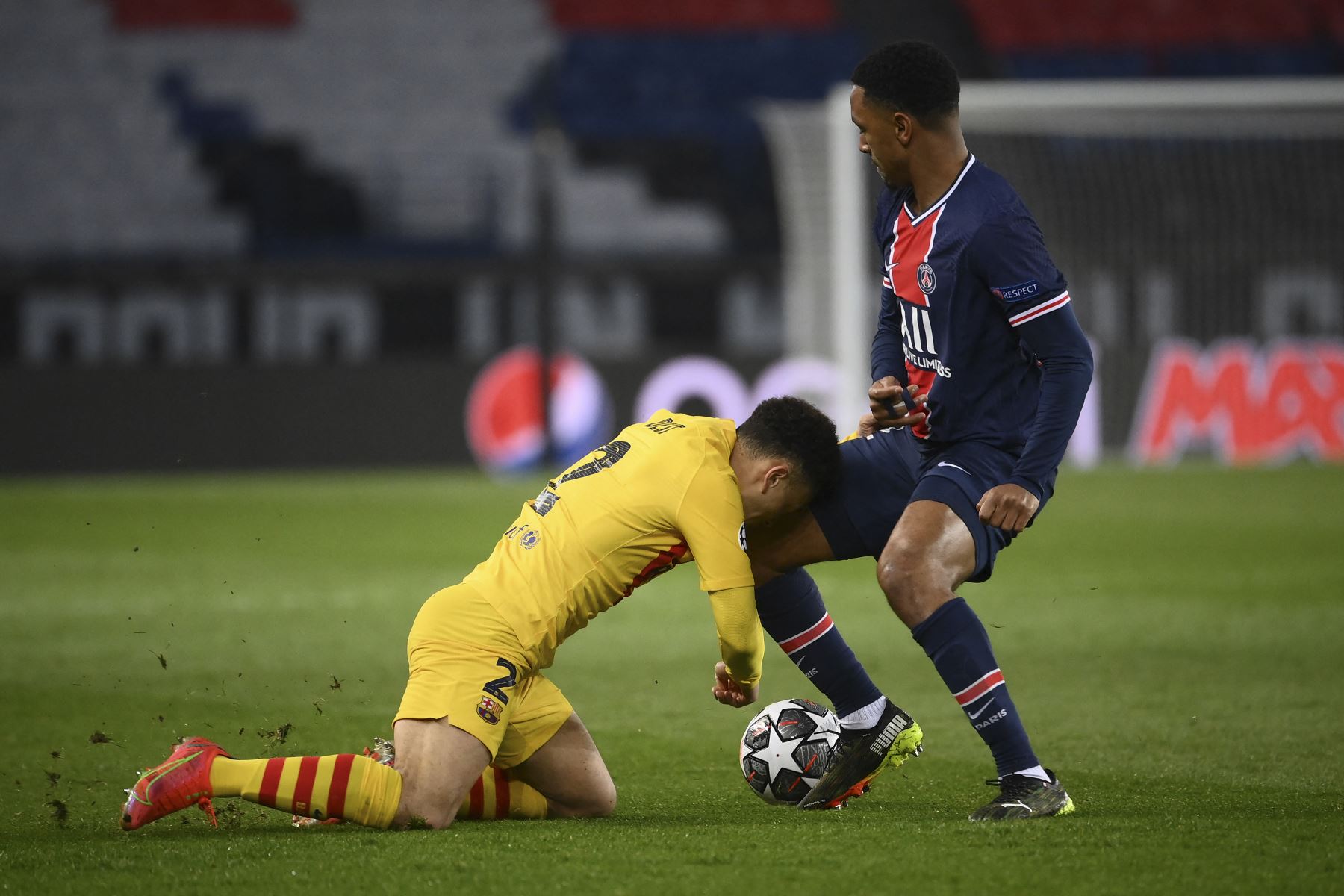 El defensor estadounidense del Barcelona Sergino Dest lucha por el balón contra el defensor francés del Paris Saint-Germain Abdou Diallo durante partido por la Liga de Campeones de la UEFA. Foto: AFP