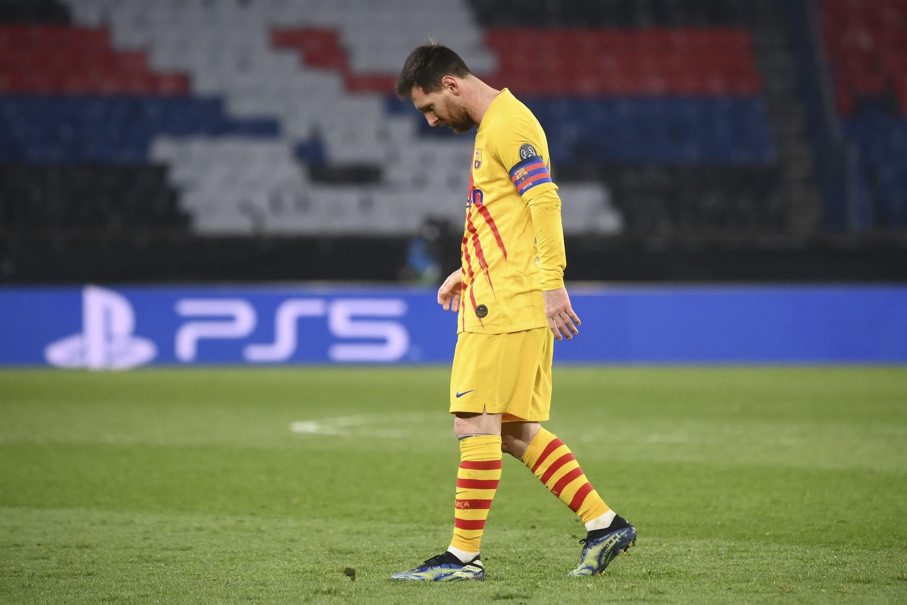 El delantero argentino del Barcelona Lionel Messi reacciona durante partido contra PSG por los octavos de final de la Liga de Campeones de la UEFA. Foto: AFP