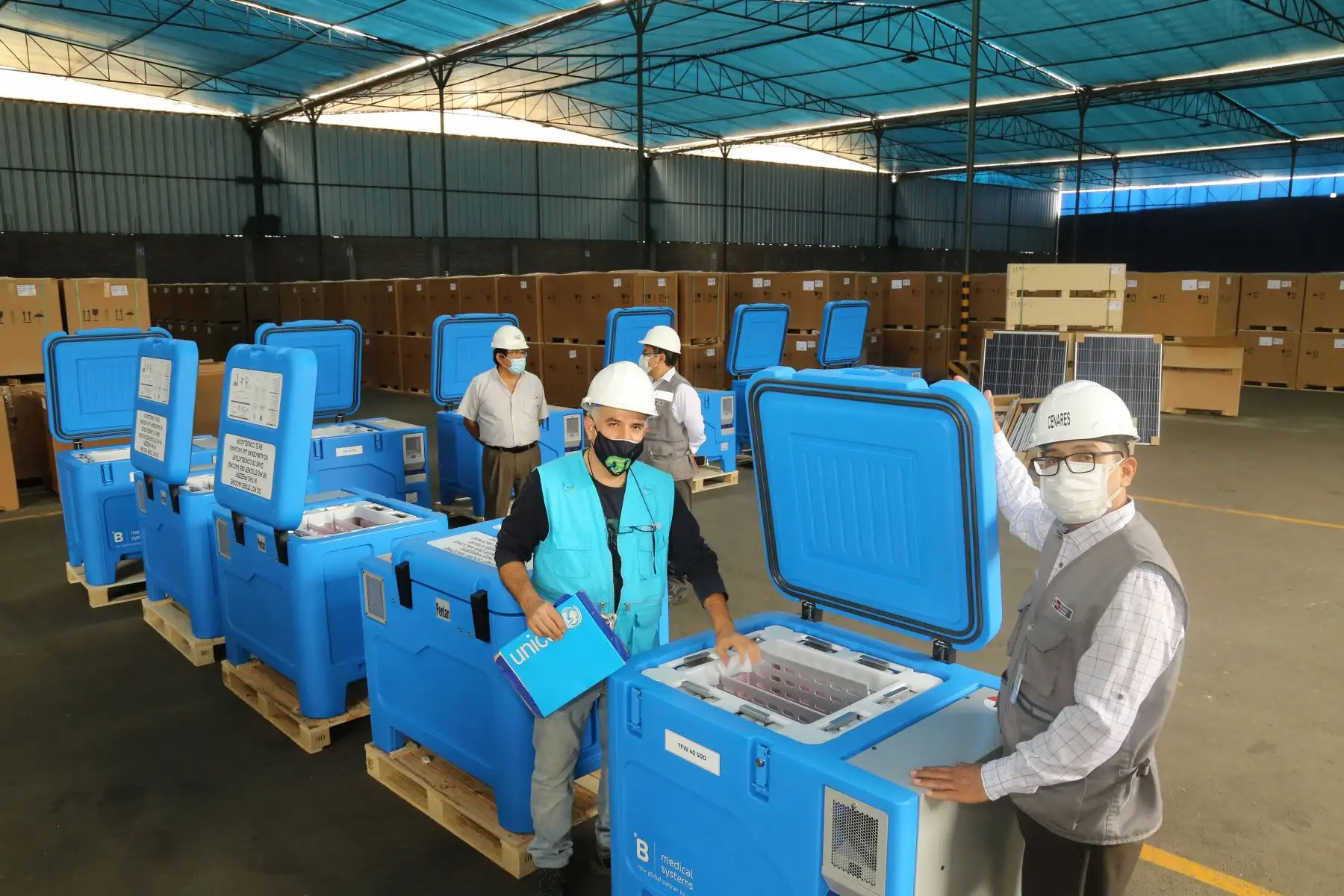 UNICEF Perú: Llegan 1,100 congeladoras solares para conservación de vacunas contra la Covid-19.
Foto: UNICEF Perú