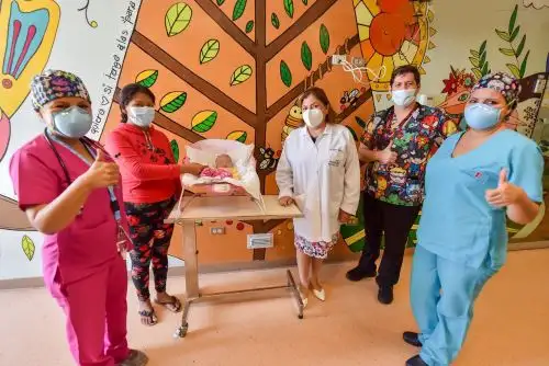 La pequeña Briana con el equipo médico que la atendió en el área de Quemados del Instituto Nacional de Salud del Niño de San Borja.