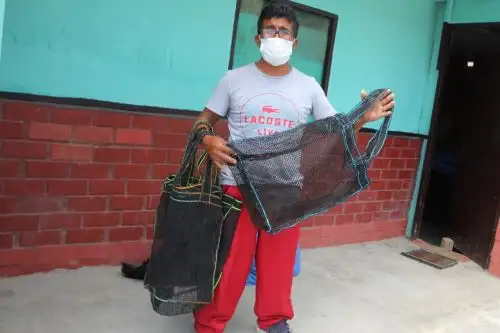 José Llontop era un exigente entrenador de fútbol que la pandemia de covid-19 obligó a reinventarse y hoy elabora bolsas ecológicas. ANDINA/Difusión