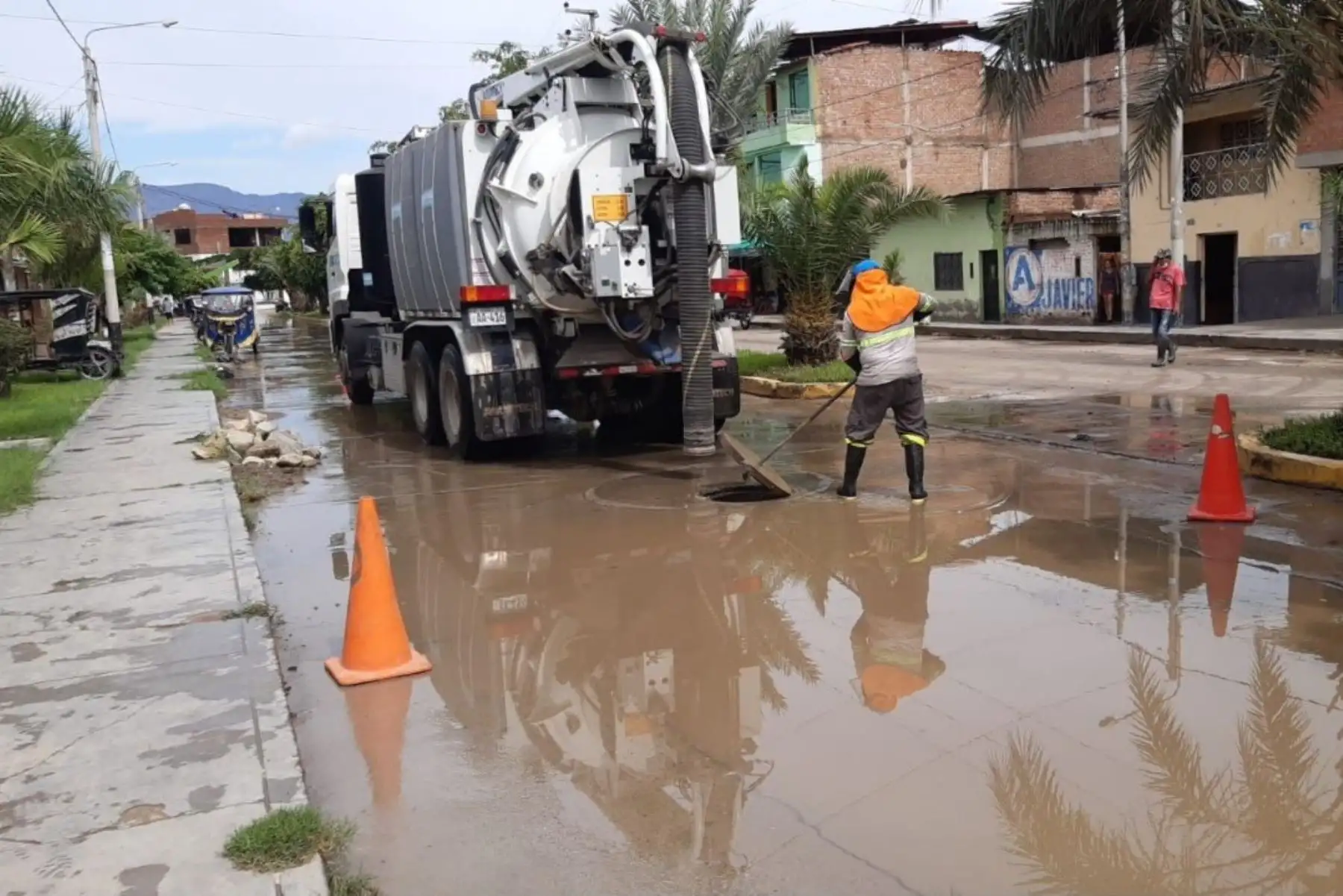 Equipos hidrojet entran en acción para atender la emergencia por lluvias en Lambayeque.