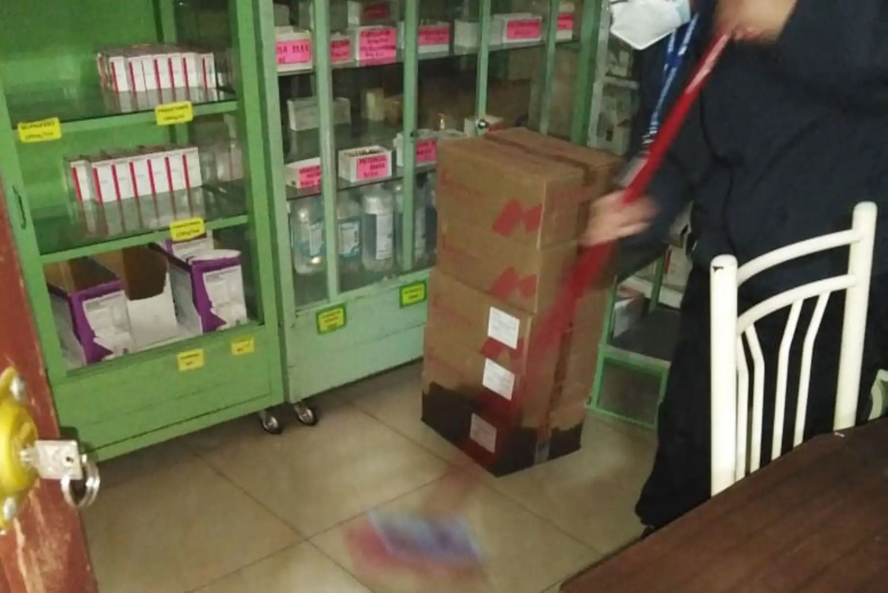Las áreas de farmacia, psicología y enfermería fueron las más afectados. El personal de salud retiró el agua con ayuda de trapeadores, baldes y otros implementos. Foto: ANDINA/PTM