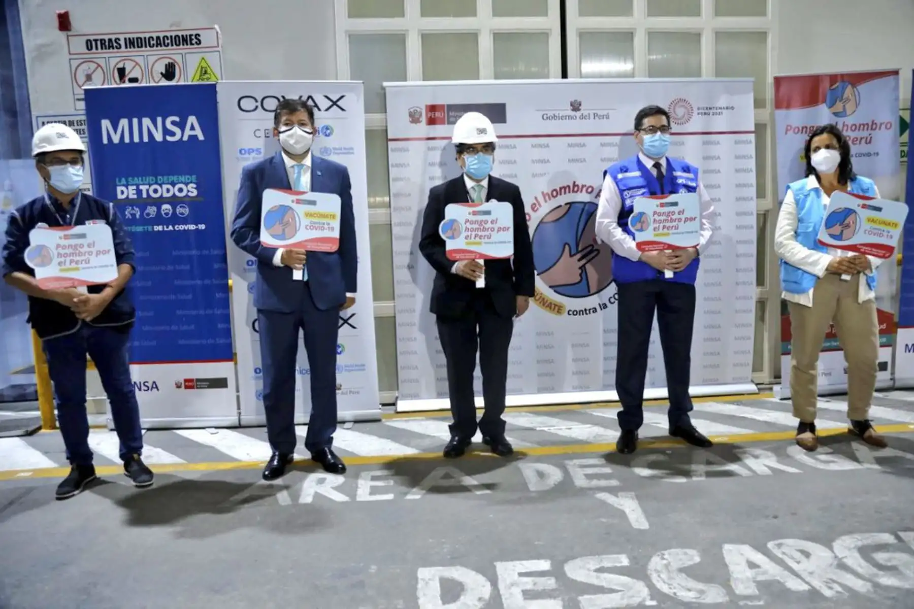 Ministro de Salud, Oscar Ugarte supervisa el proceso de almacenamiento del  total de 167 000 dosis de la vacuna contra la covid-19 del laboratorio Pfizer en el Cenares del Callao.
Foto: Minsa