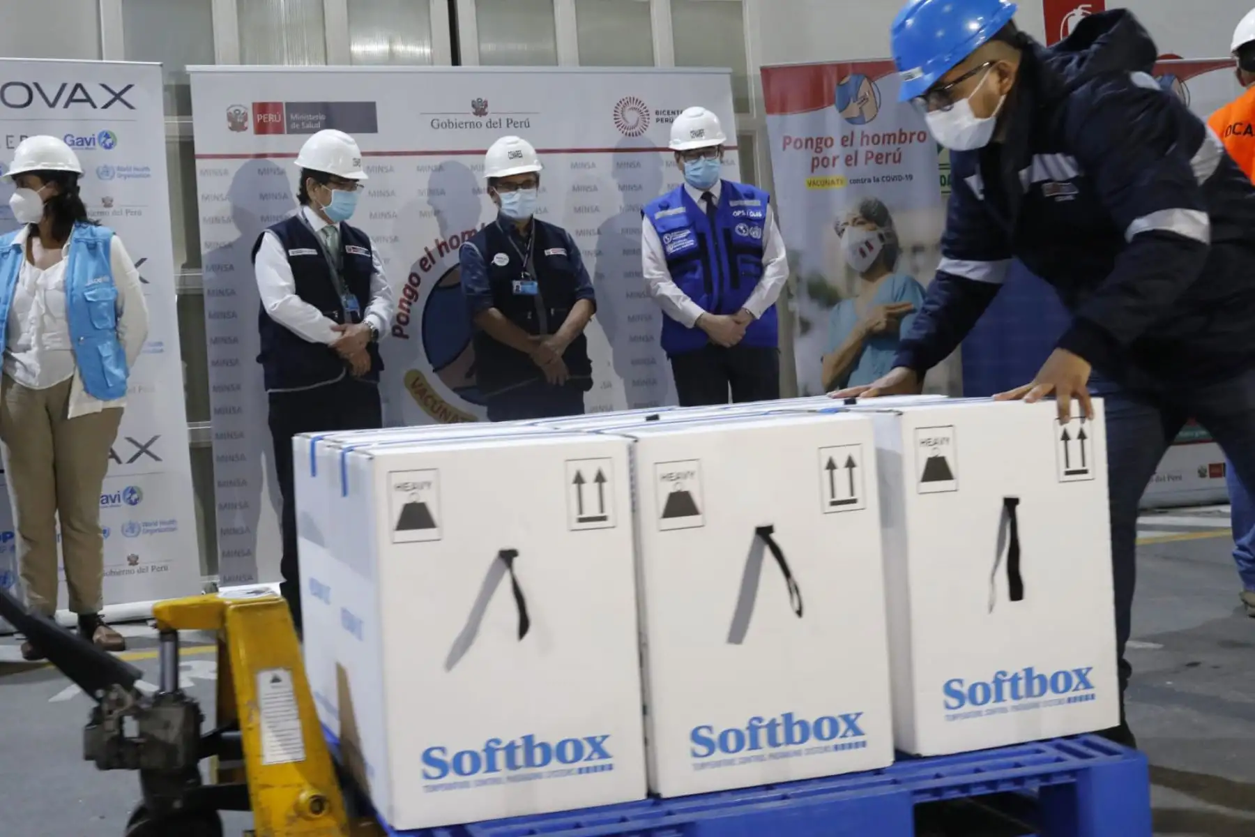 Ministro de Salud, Oscar Ugarte supervisa el proceso de almacenamiento del  total de 167 000 dosis de la vacuna contra la covid-19 del laboratorio Pfizer en el Cenares del Callao.
Foto: Minsa