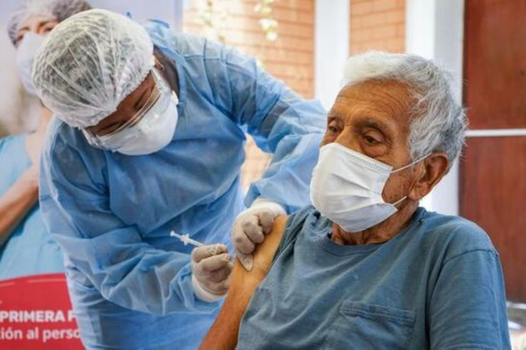 Minsa: adultos mayores del albergue San Vicente de Paúl reciben vacuna contra la covid-19. Foto: ANDINA/Difusión.