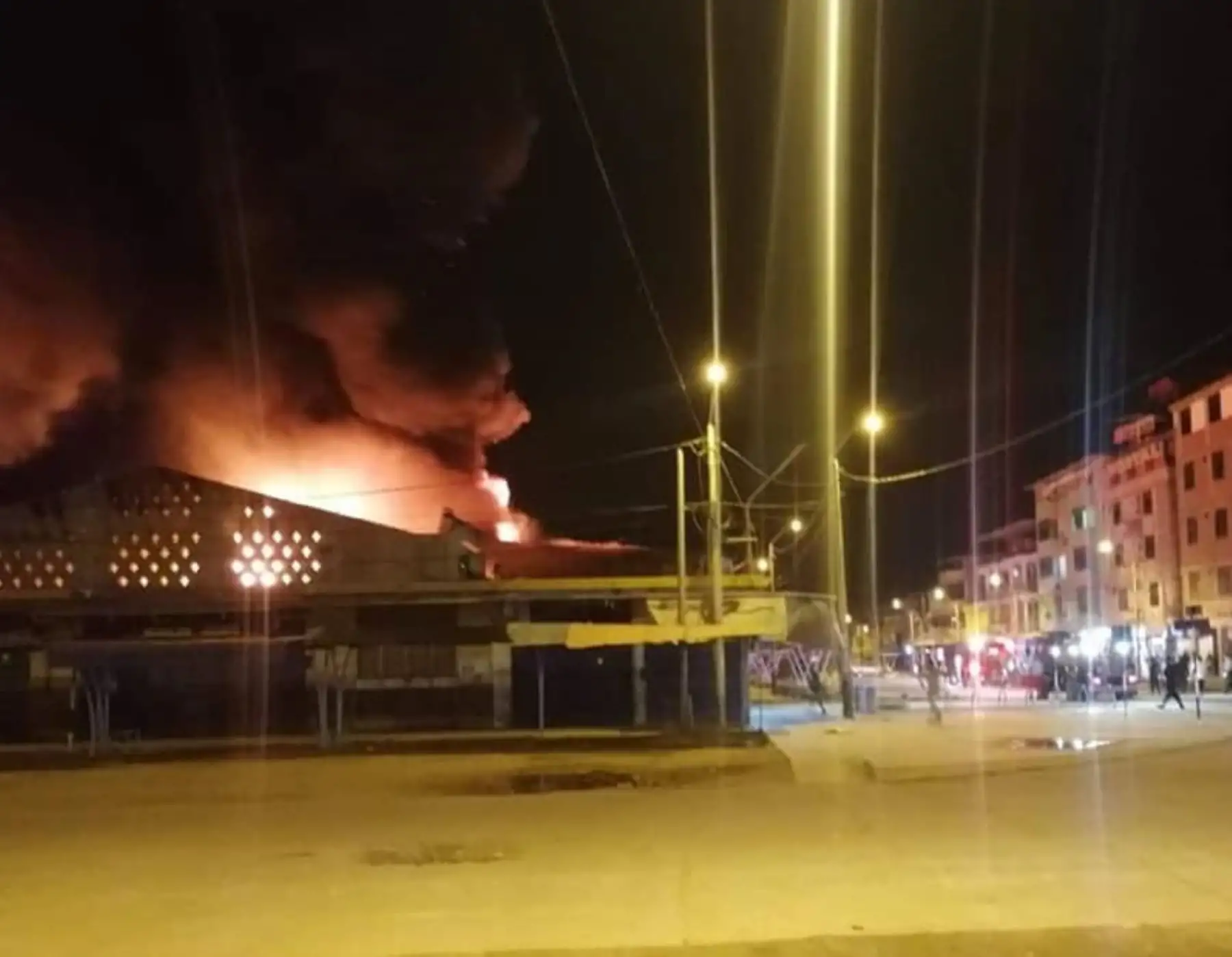 El incendio en el mercado Modelo de Piura se inició alrededor de la medianoche y consumió varios puestos. Foto: Enfoque Noticias Piura/Facebook