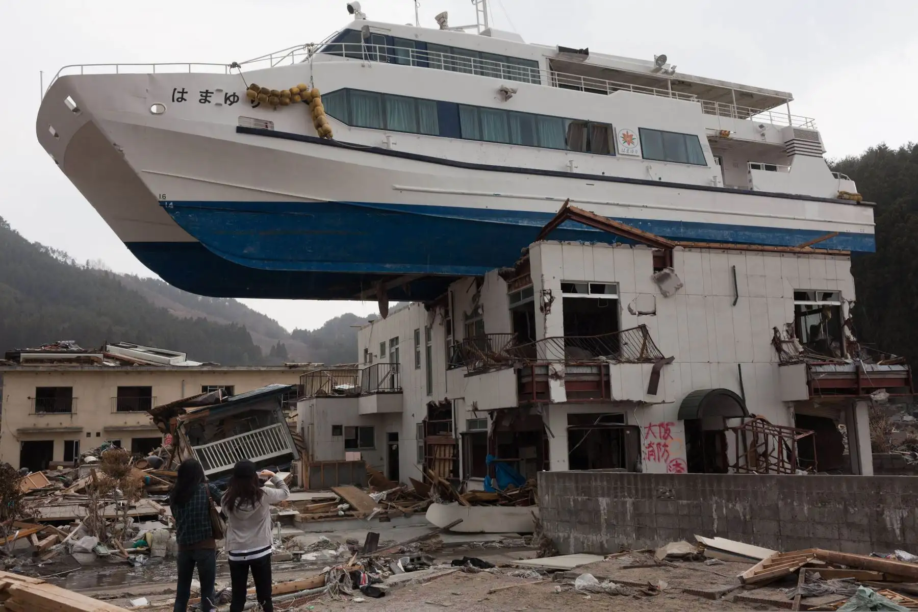 Un catamarán turístico que fue arrojado por el tsunami a un edificio de dos pisos, en la ciudad de Otsuchi. Foto: AFP