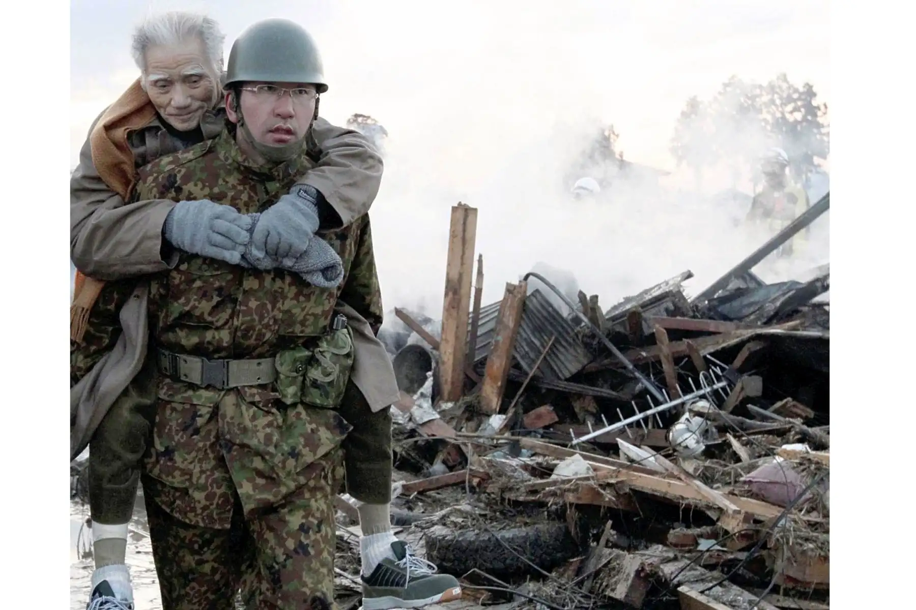 Un soldado lleva a un anciano de espaldas a un refugio en la ciudad de Natori, prefectura de Miyagi. Foto: AFP