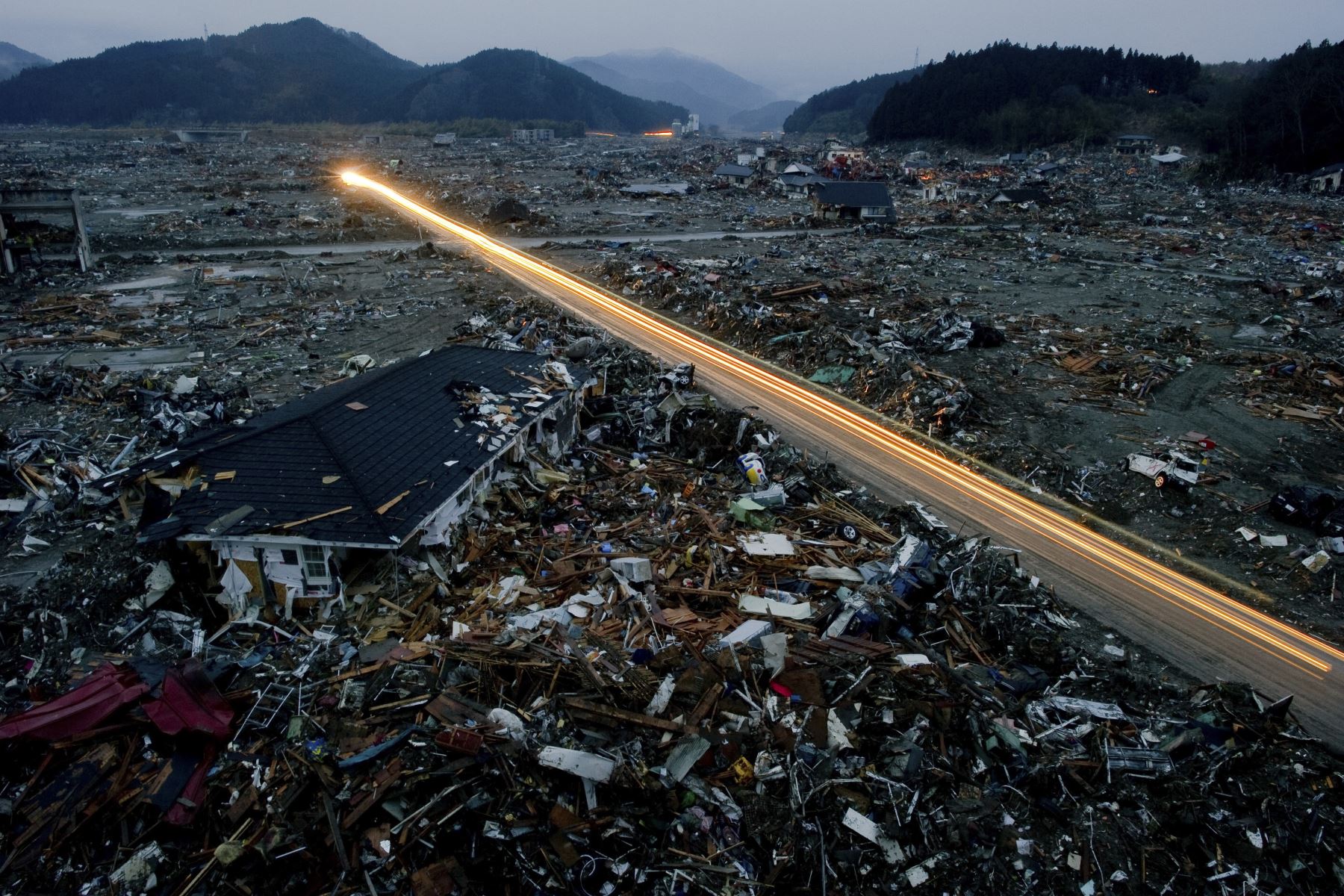 Города после землетрясений. ЦУНАМИ В Токио 2011. ЦУНАМИ 2011 года в Японии. Фукусима ЦУНАМИ. Япония 2012 ЦУНАМИ.