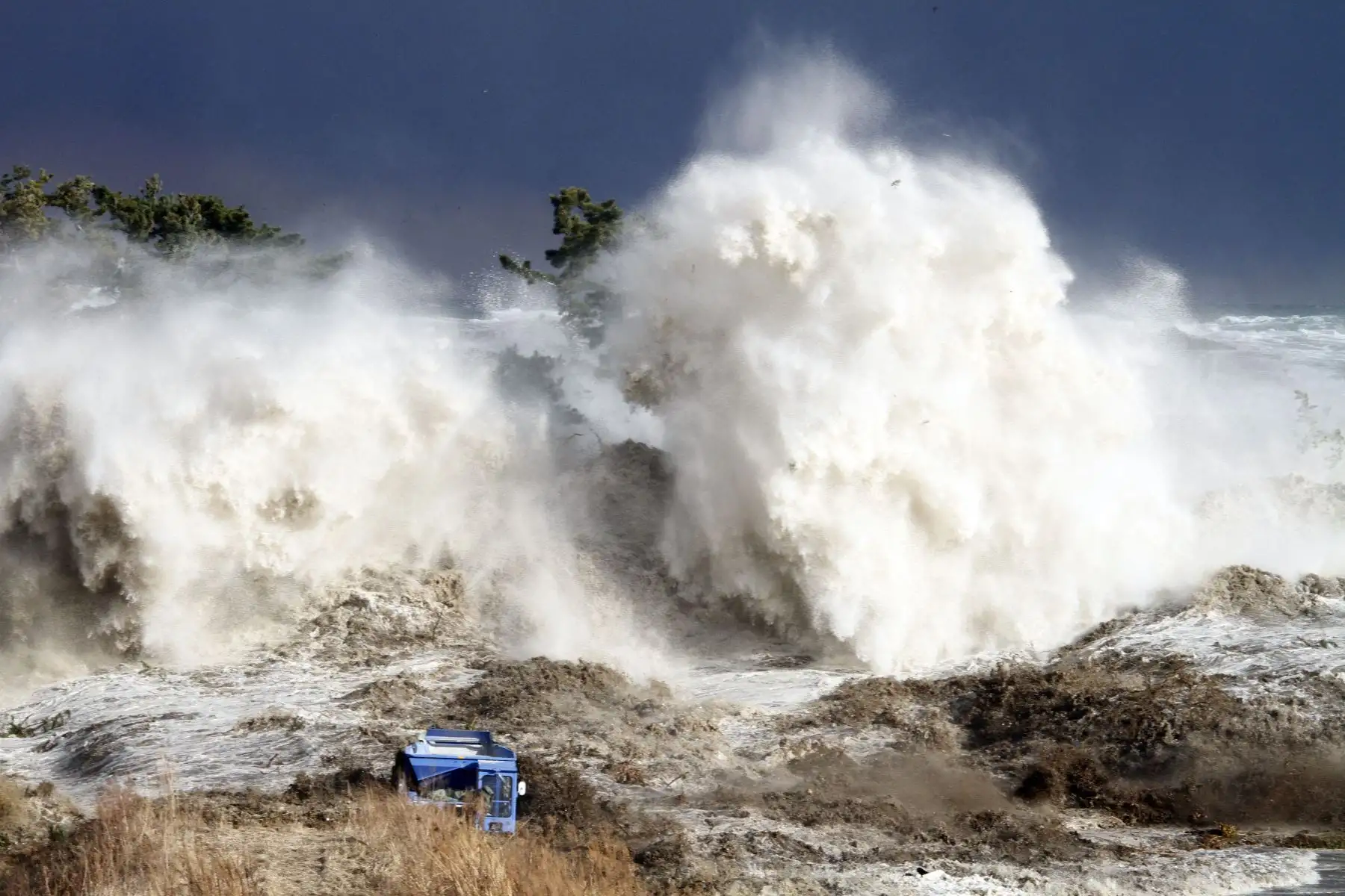 Esta imagen tomada el 11 de marzo de 2011, muestra las olas del tsunami golpeando la costa de Minamisoma en la prefectura de Fukushima. Foto: AFP