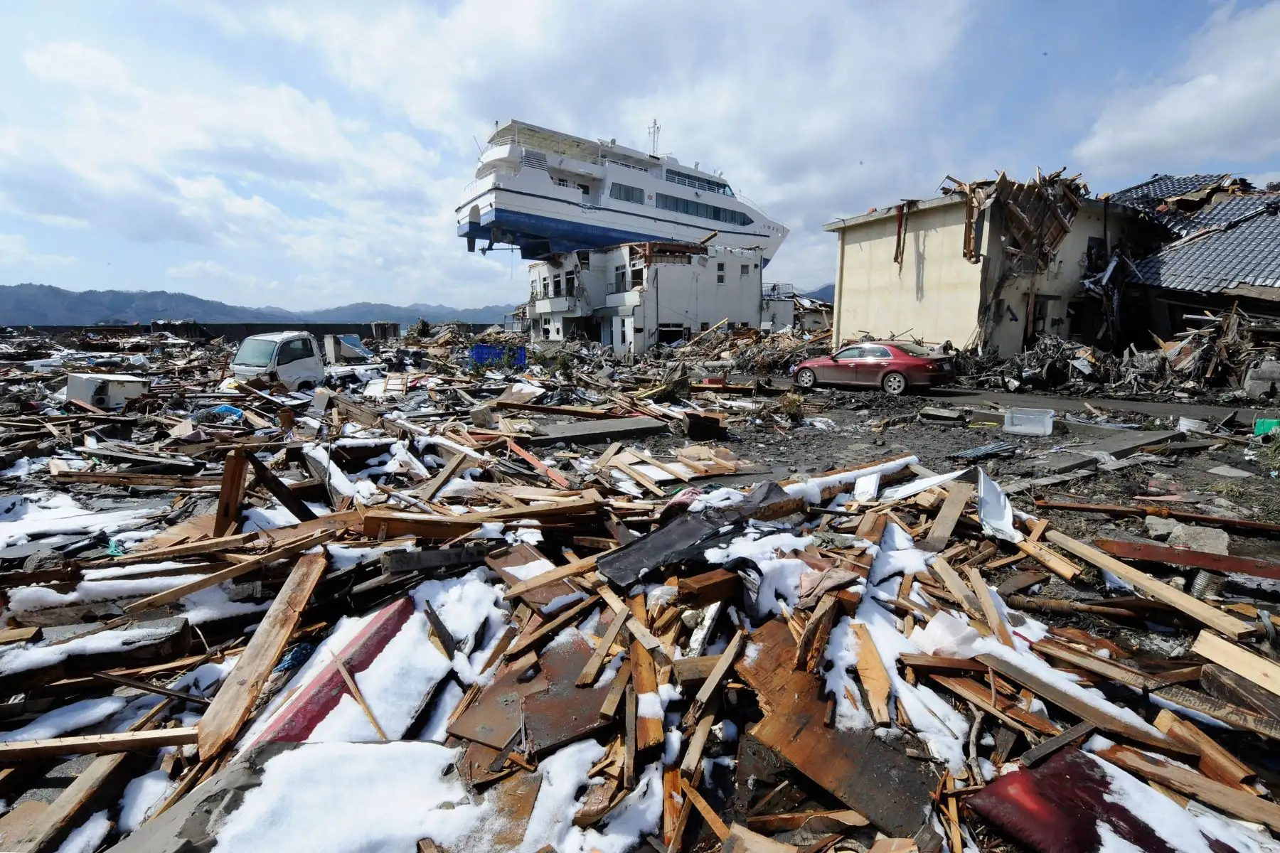 Un crucero se encuentra en el techo de un edificio de dos pisos en Otsuchi, Prefectura de Iwate, después del reciente terremoto y desastre del tsunami. Foto: AFP