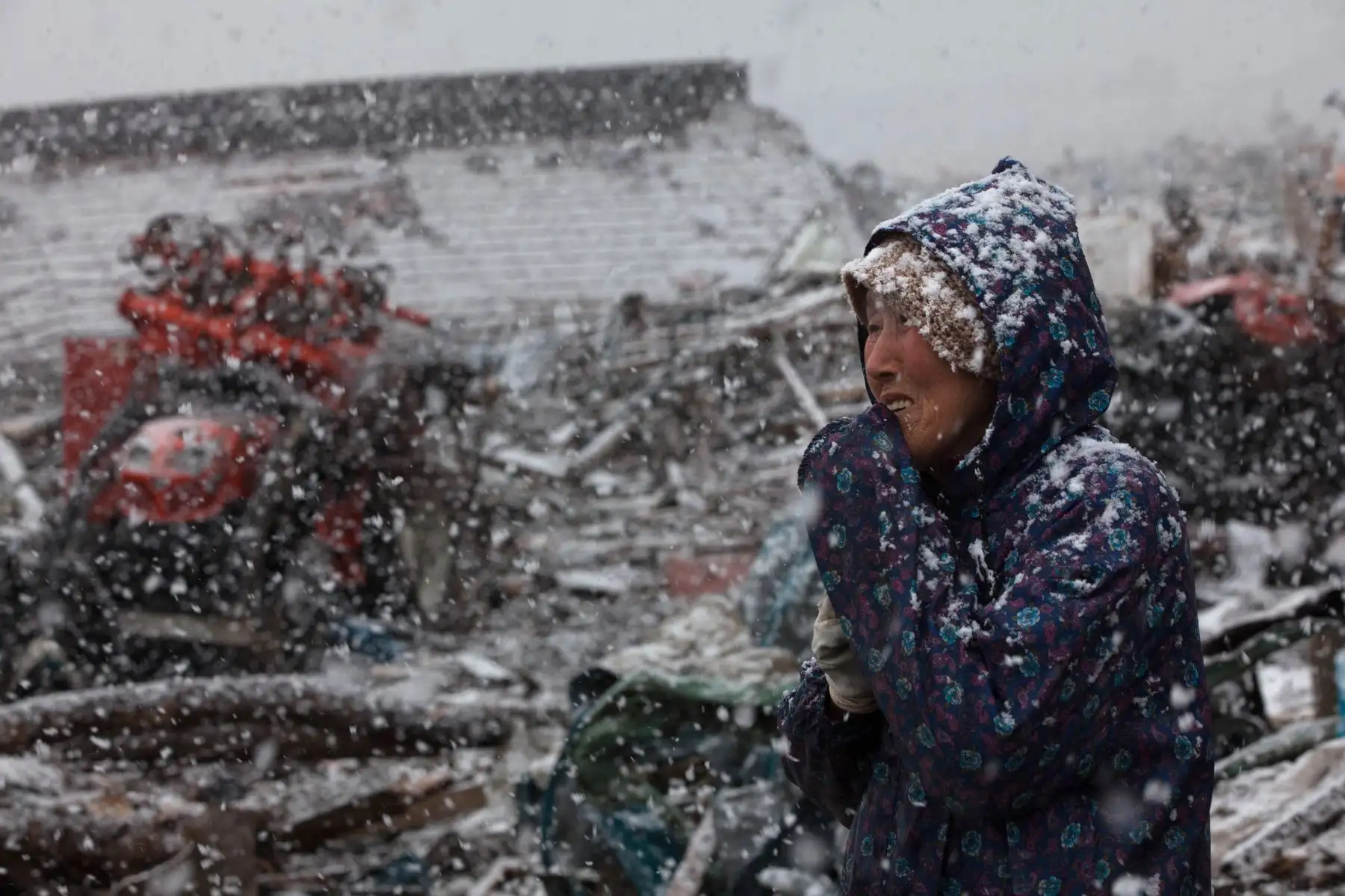 Yukiko Kometa, de 74 años, se encuentra frente a su casa devastada por el tsunami en la aldea de Noda, prefectura de Iwate. Foto: AFP