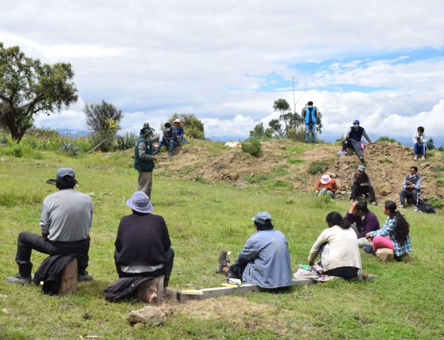 Especialistas del INIA capacitaron a agricultores de Ayacucho en el cuidado del cultivo de maíz para prevenir plagas y enfermedades.