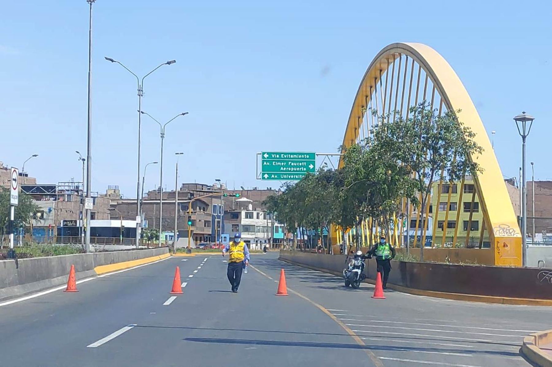 Puente Bella Unión, en la avenida Universitaria se mantiene cerrada por evaluación de daños a su estructura por incendio. Foto: ANDINA/Difusión.