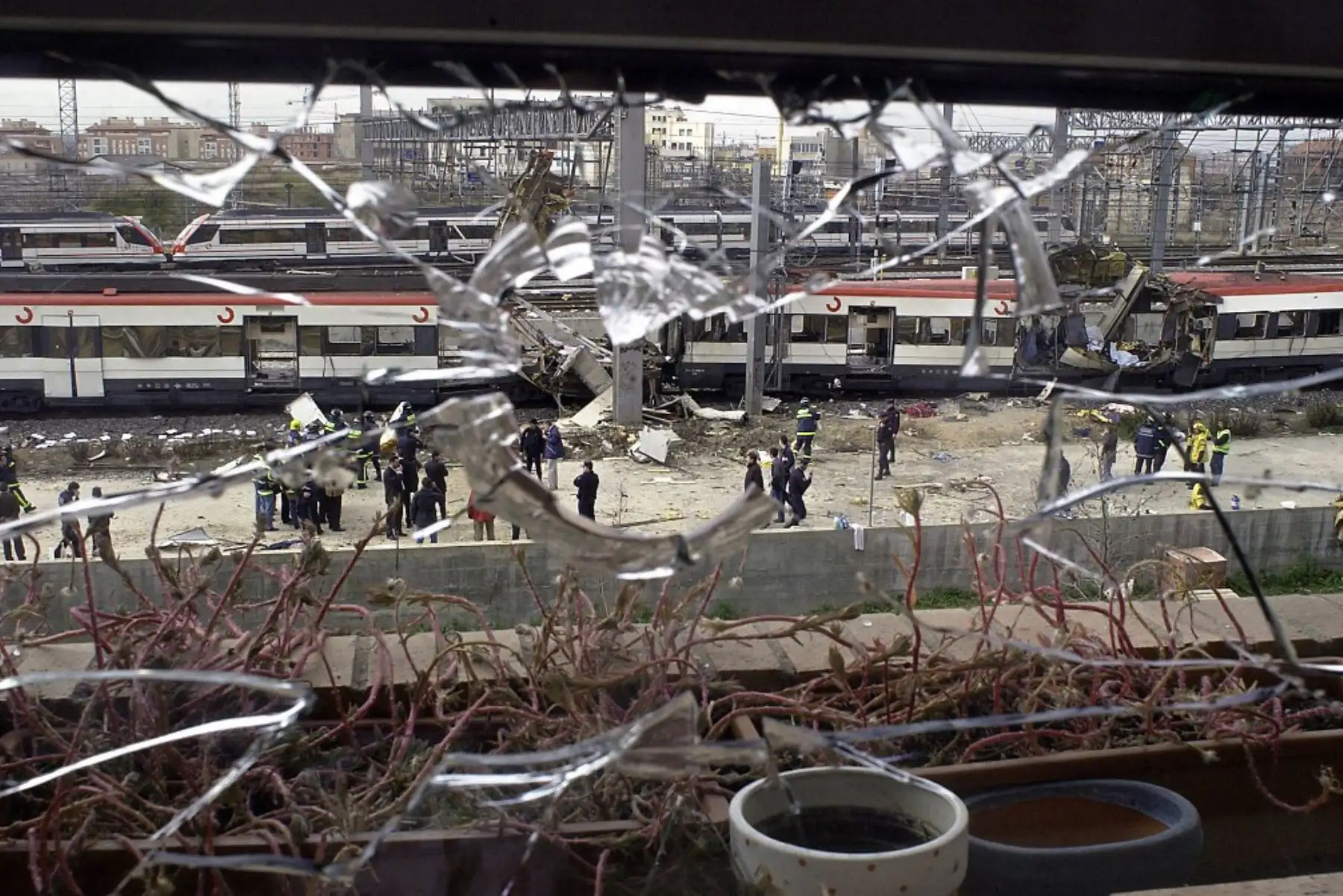 La policía inspecciona los escombros después de que un tren explotara cerca de la estación de tren de Atocha en Madrid el 11 de marzo de 2004. Al menos 131 personas murieron y unas 400 resultaron heridas a principios del 11 de marzo de 2004 en explosiones casi simultáneas en tres trenes en Madrid en pleno tráfico matutino. Foto: AFP