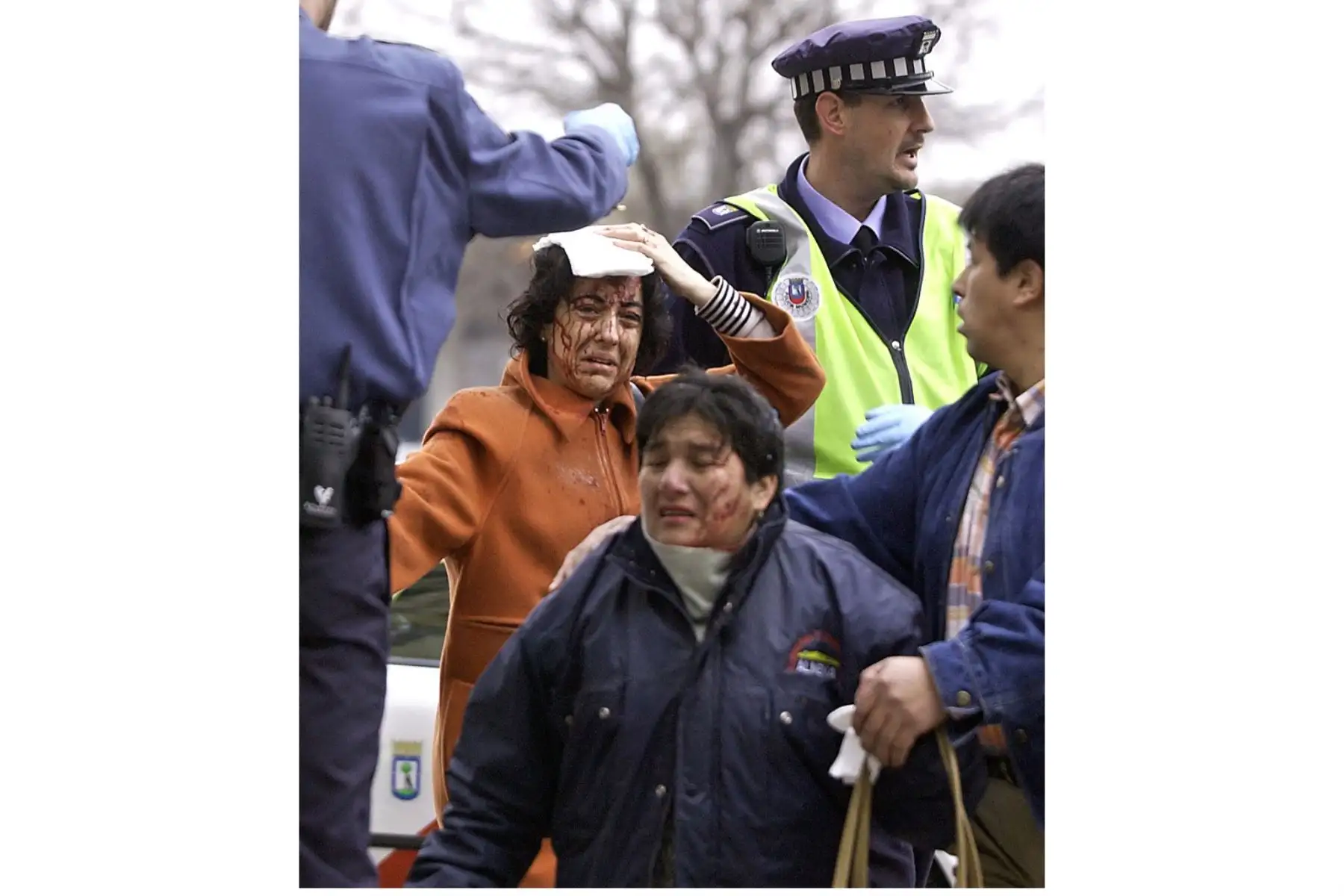 Las víctimas son evacuadas tras la explosión de un tren en la estación de tren de Atocha en Madrid el 11 de marzo de 2004. Al menos 198 personas murieron y más de 1.400 resultaron heridas en atentados con bomba contra cuatro trenes de cercanías. Foto: AFP