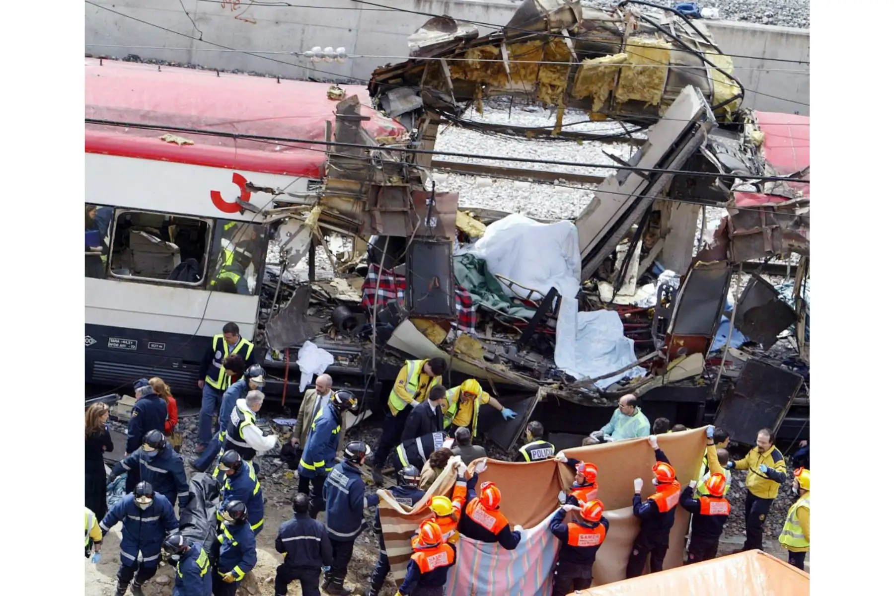 Foto tomada el 11 de marzo de 2004 de los servicios de emergencia en el lugar del atentado con bomba en el tren de Madrid. El fiscal español pide un récord de 270.000 años de cárcel para 29 personas que serán juzgadas en febrero por los atentados con bombas en el tren de Madrid que mataron a 191 personas, dijo una fuente judicial el 6 de noviembre de 2006. Foto: AFP