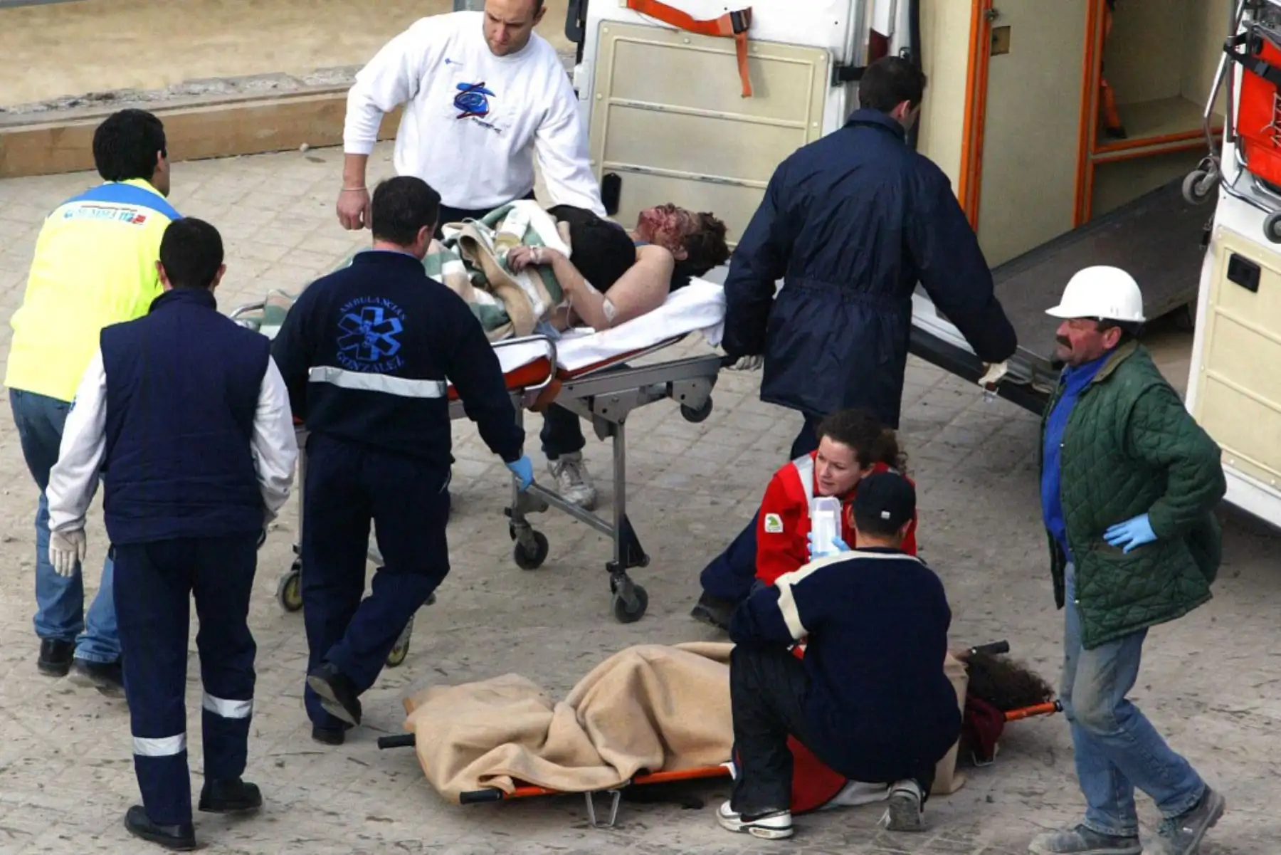 Los médicos evacuaron a una víctima de la explosión de un tren desde la estación de tren de Atocha en Madrid el 11 de marzo de 2004. Al menos 131 personas murieron y unas 400 resultaron heridas a principios del 11 de marzo de 2004 en explosiones casi simultáneas en tres trenes en Madrid en el pico del tráfico matutino , dijo el Ministerio del Interior español. Foto: AFP
