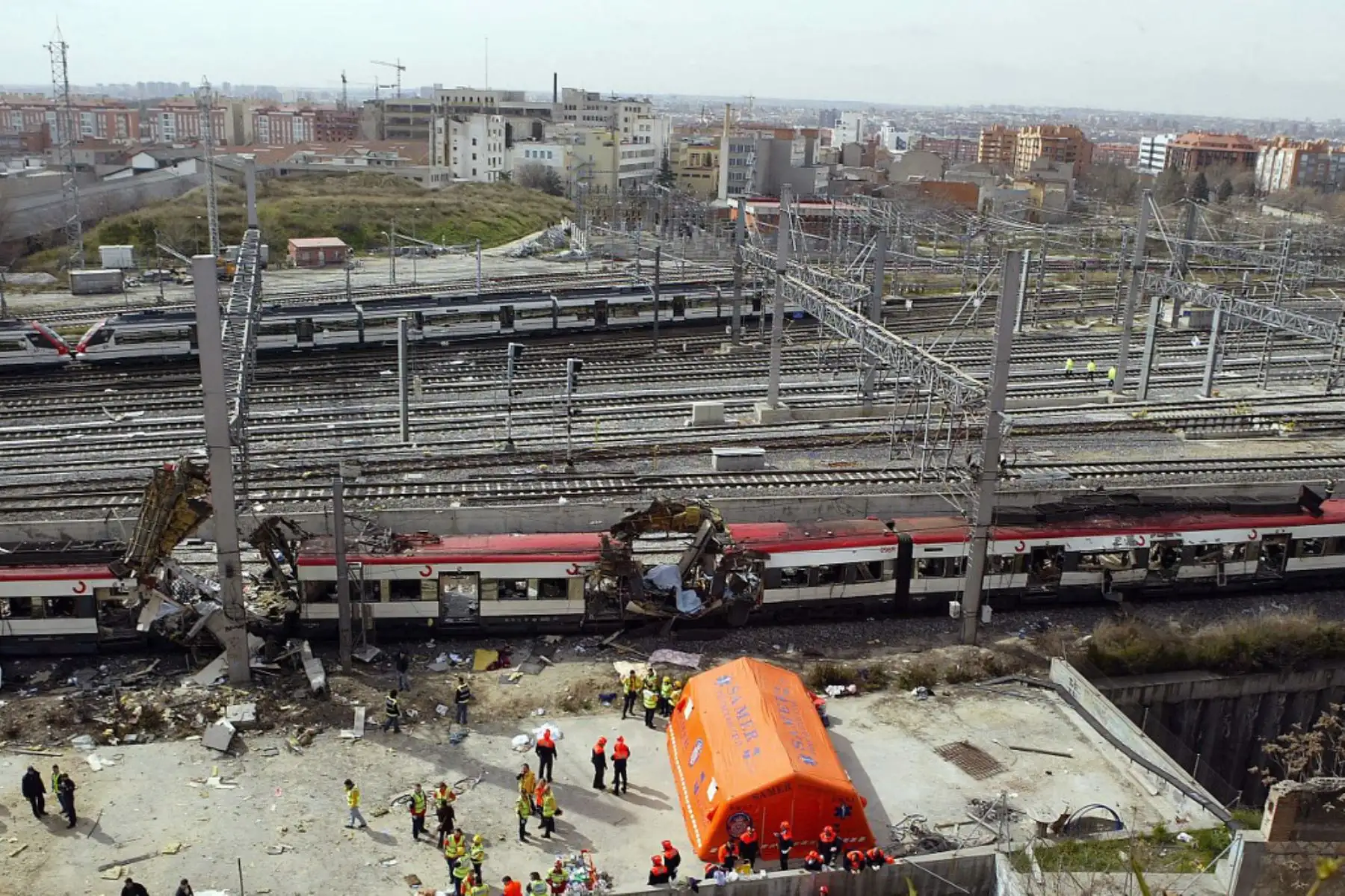 Los cuerpos de las víctimas son evacuados tras un atentado terrorista con bomba en la estación de tren de Atocha en Madrid el 11 de marzo de 2004. España se prepara para conmemorar un año más de este atentado donde hubo explosiones casi simultáneas en tres trenes en Madrid en el altura del tráfico de pasajeros matutinos que mató a 191 personas e hirió a 1.800 más. Foto: AFP