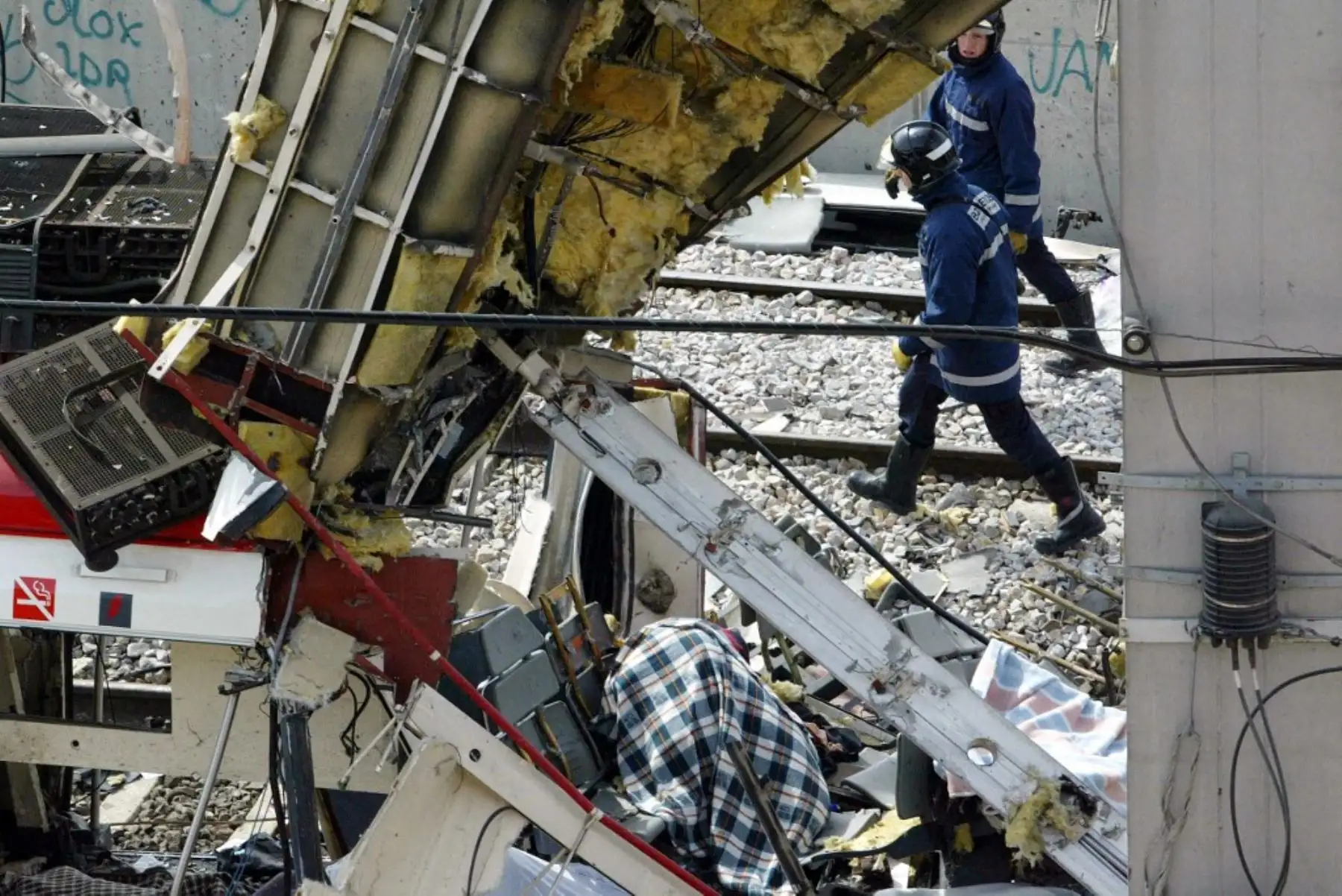 La policía inspecciona los escombros después de que un tren explotara cerca de la estación de tren de Atocha en Madrid el 11 de marzo de 2004. Al menos 131 personas murieron y unas 400 resultaron heridas a principios del 11 de marzo de 2004 en explosiones casi simultáneas en tres trenes en Madrid en pleno tráfico matutino. Foto: AFP
