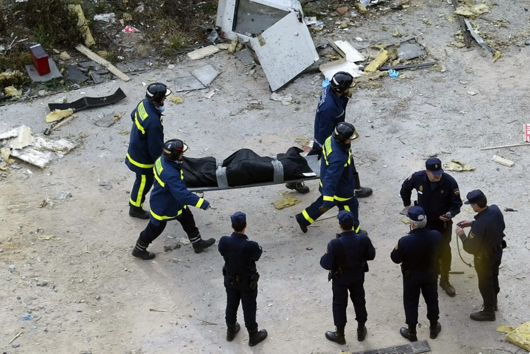 Los equipos de rescate evacuan el cuerpo de una víctima después de que un tren explotara en la estación de tren de Atocha en Madrid el 11 de marzo de 2004. Al menos 173 personas murieron y unas 600 resultaron heridas a principios del 11 de marzo de 2004 en explosiones casi simultáneas en tres trenes en Madrid en la altura del tráfico matutino. Foto: AFP