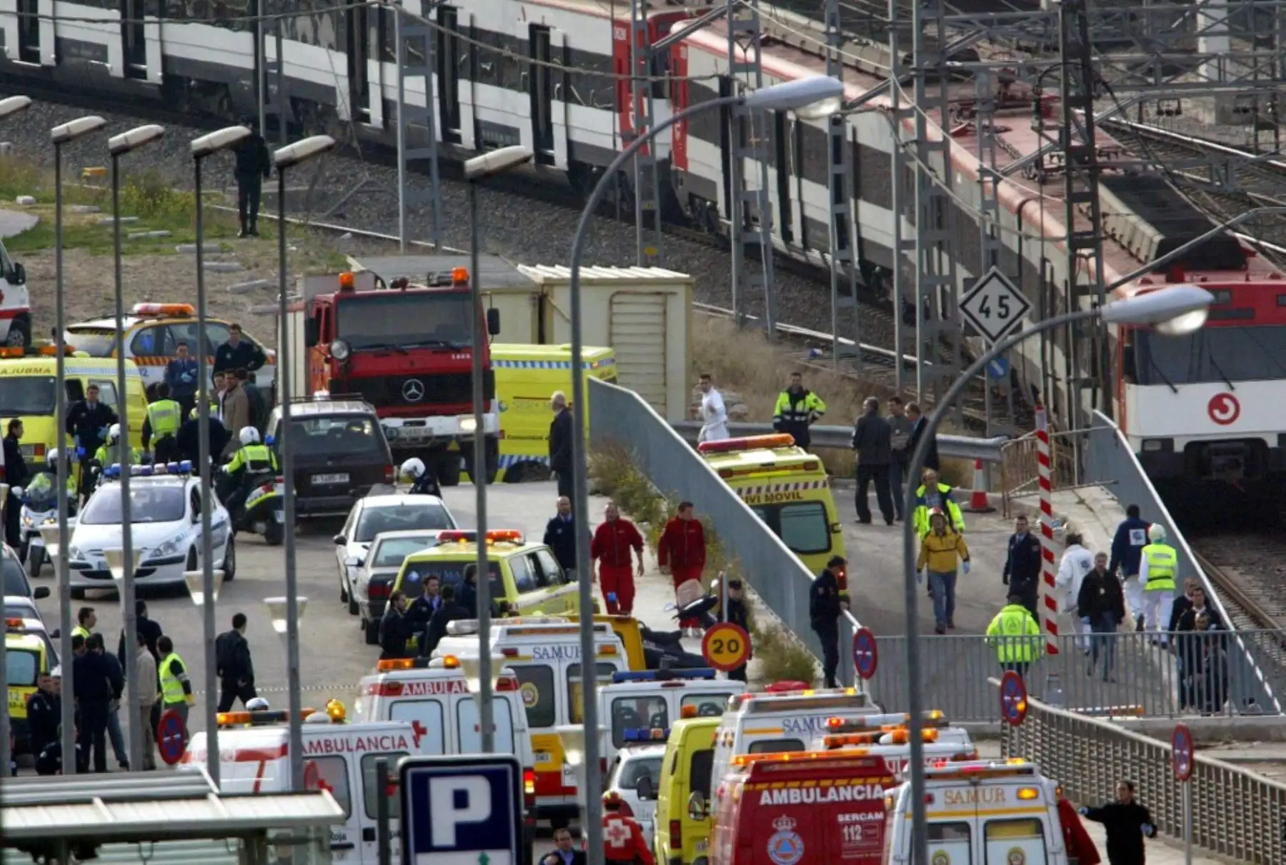 Los médicos evacuan a las víctimas de la explosión de un tren de la estación de tren de Atocha en Madrid el 11 de marzo de 2004. Al menos 131 personas murieron y unas 400 resultaron heridas a principios del 11 de marzo de 2004 en explosiones casi simultáneas en tres trenes de Madrid en el apogeo del tráfico matutino. Foto: AFP