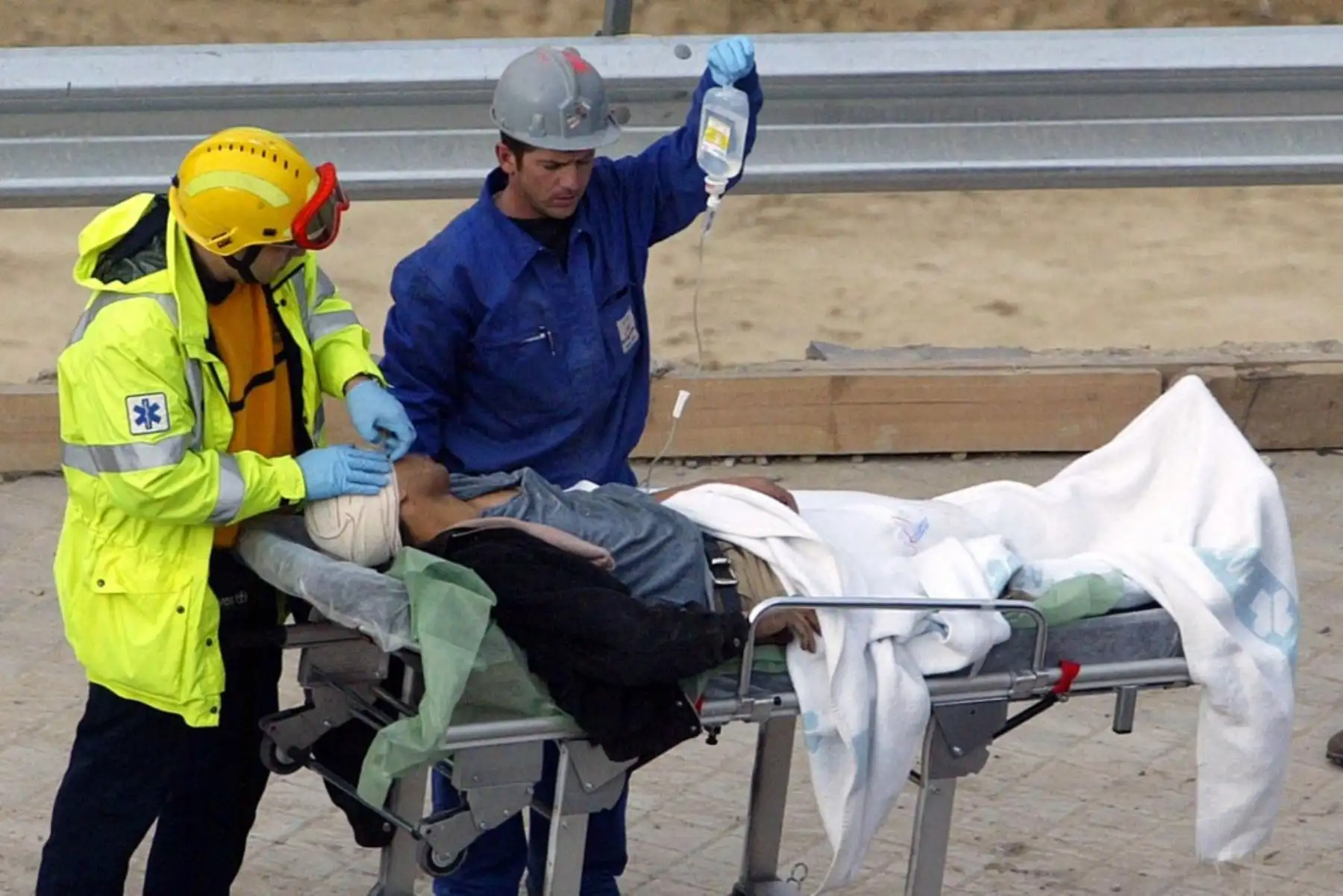 Los médicos evacuan a una víctima de la explosión de un tren de la estación de tren de Atocha en Madrid el 11 de marzo de 2004. Al menos 131 personas murieron y unas 400 resultaron heridas a principios del 11 de marzo de 2004 en explosiones casi simultáneas en tres trenes de Madrid en el apogeo del tráfico matutino. Foto: AFP
