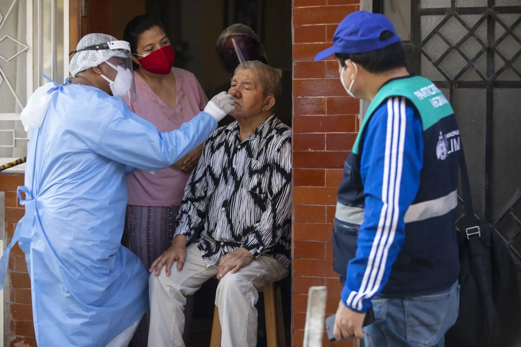 La Municipalidad de Lima desarrolla Plan Tayta en Mirones Bajo, continúan trabajando estrechamente con el grupo de trabajo Te Cuido Perú y la estrategia Operación Tayta a fin de identificar casos de COVID-19 entre la población más vulnerable. Foto: ANDINA/Municipalidad de Lima.