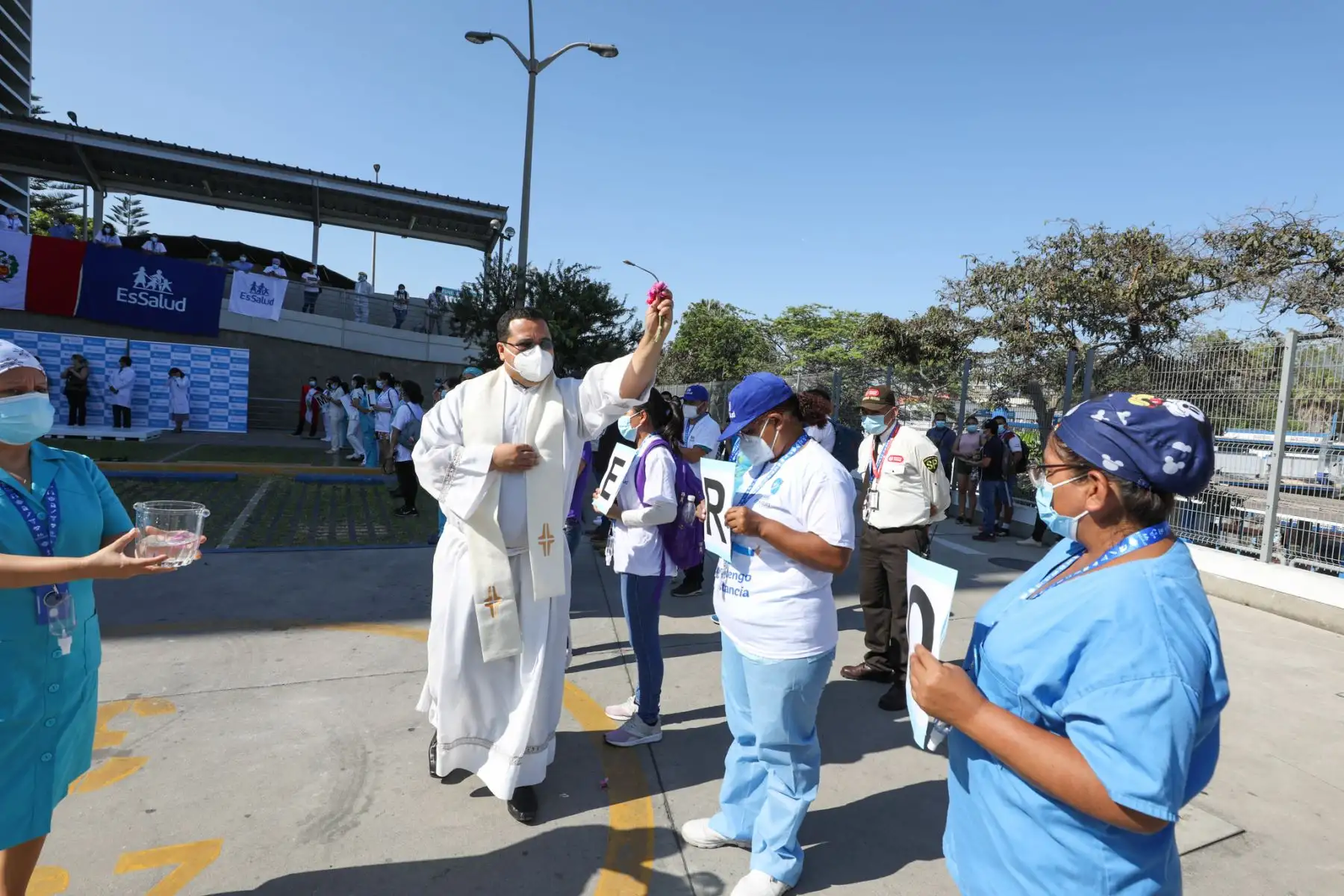 EsSalud conmemora el primer año de la pandemia en el Centro de Emergencia del Hospital Rebagliati con una misa y entrega reconocimiento a su personal de salud que continúa laborando incansablemente en esta pandemia. Foto: EsSalud