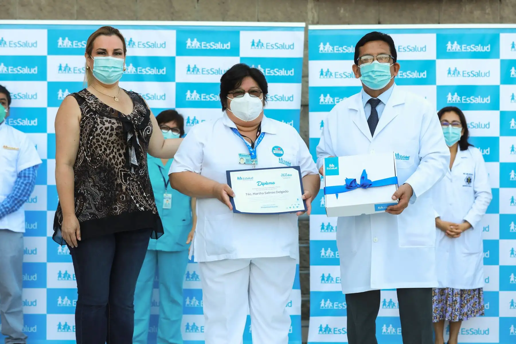 EsSalud conmemora el primer año de la pandemia en el Centro de Emergencia del Hospital Rebagliati con una misa y entrega reconocimiento a su personal de salud que continúa laborando incansablemente en esta pandemia. Foto: EsSalud