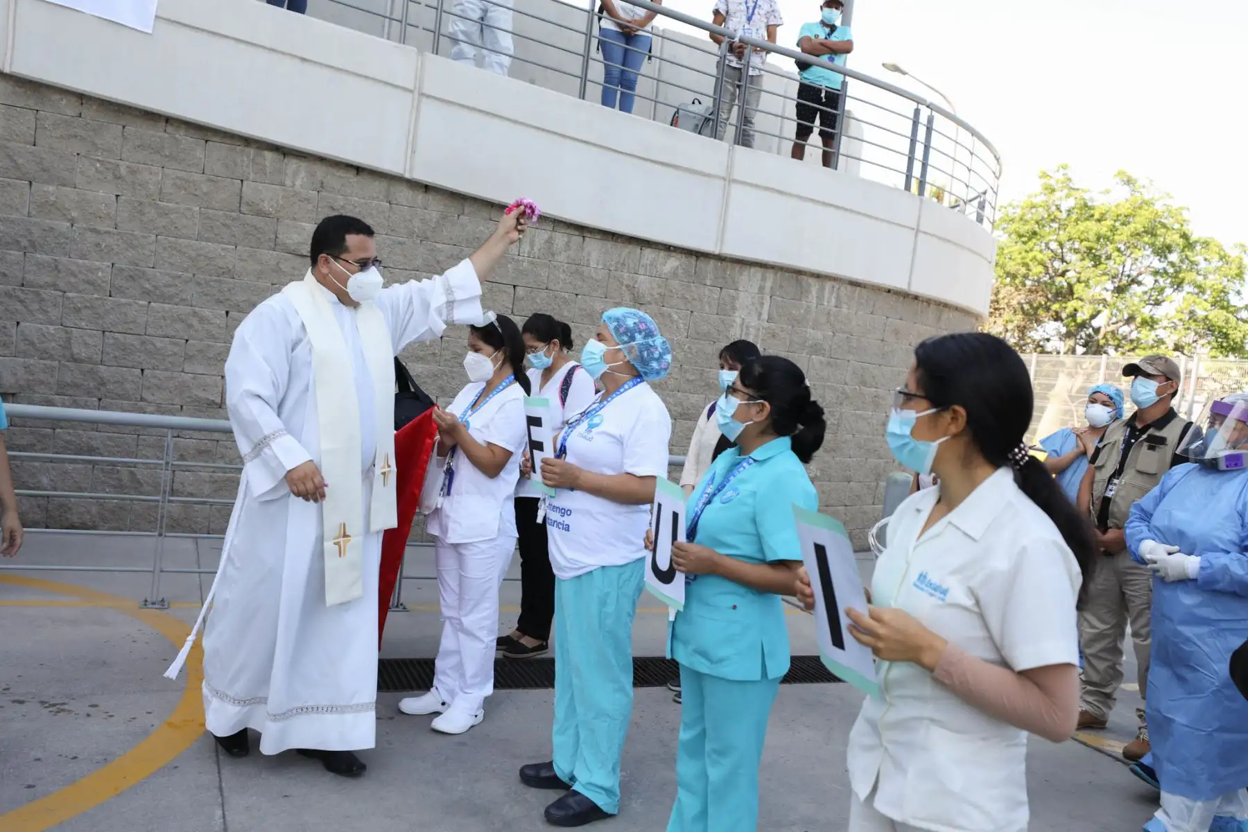 EsSalud conmemora el primer año de la pandemia en el Centro de Emergencia del Hospital Rebagliati con una misa y entrega reconocimiento a su personal de salud que continúa laborando incansablemente en esta pandemia. Foto: EsSalud