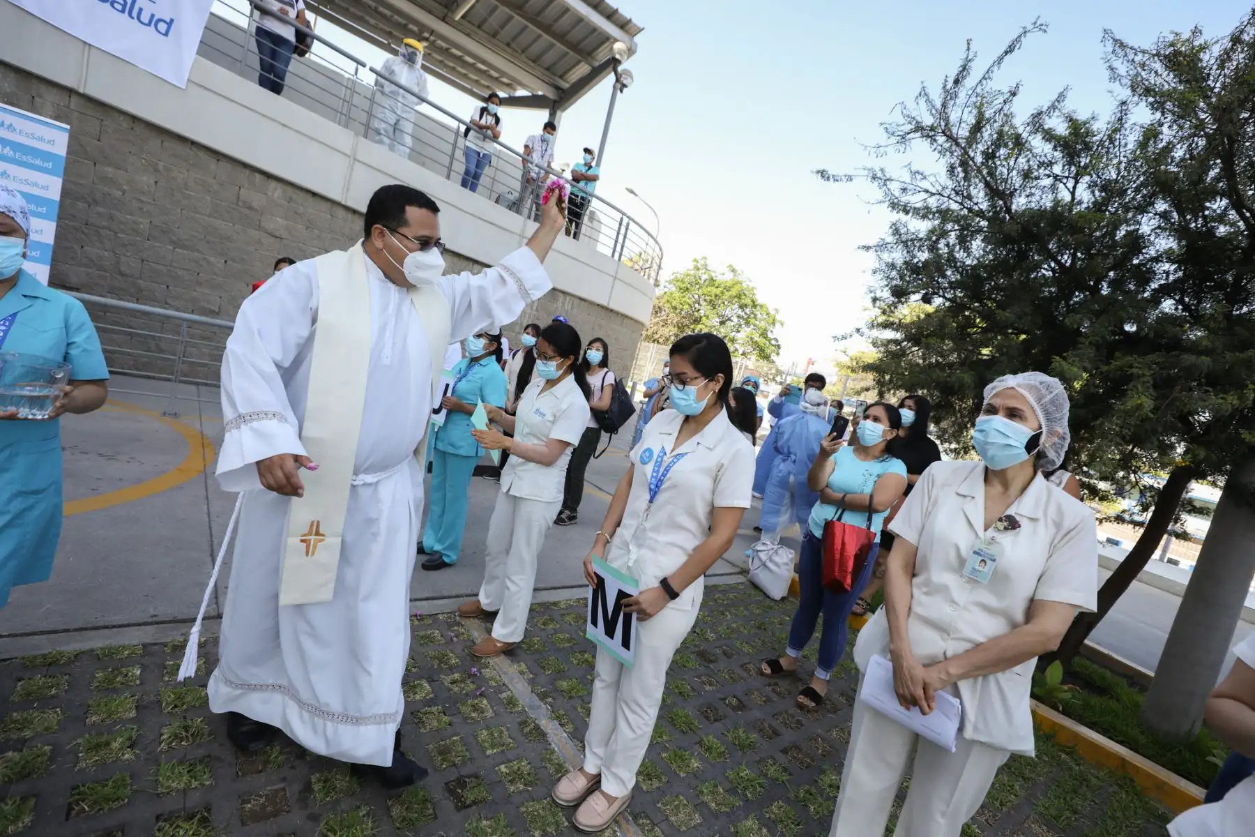 EsSalud conmemora el primer año de la pandemia en el Centro de Emergencia del Hospital Rebagliati con una misa y entrega reconocimiento a su personal de salud que continúa laborando incansablemente en esta pandemia. Foto: EsSalud