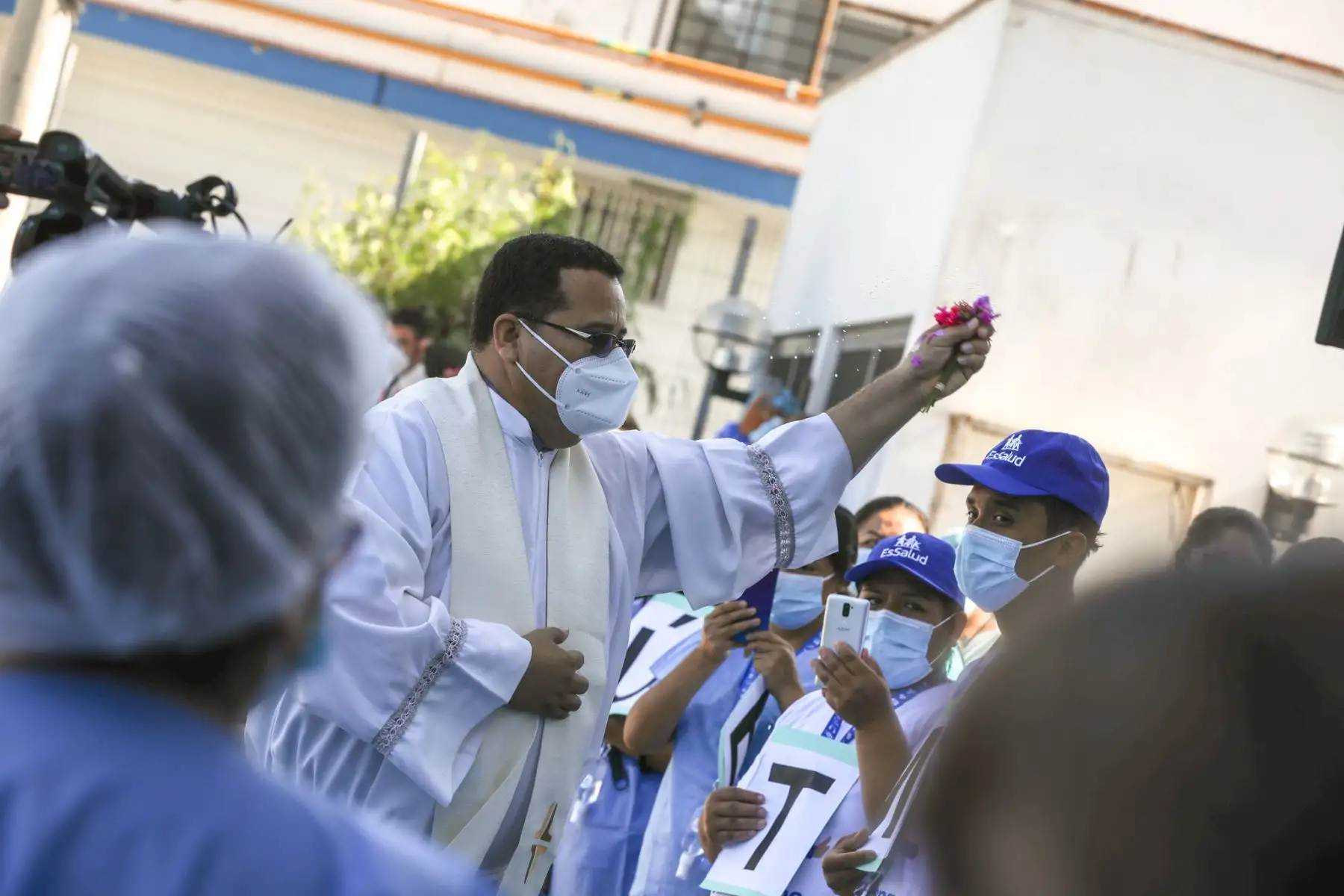 EsSalud conmemora el primer año de la pandemia en el Centro de Emergencia del Hospital Rebagliati con una misa y entrega reconocimiento a su personal de salud que continúa laborando incansablemente en esta pandemia. Foto: EsSalud