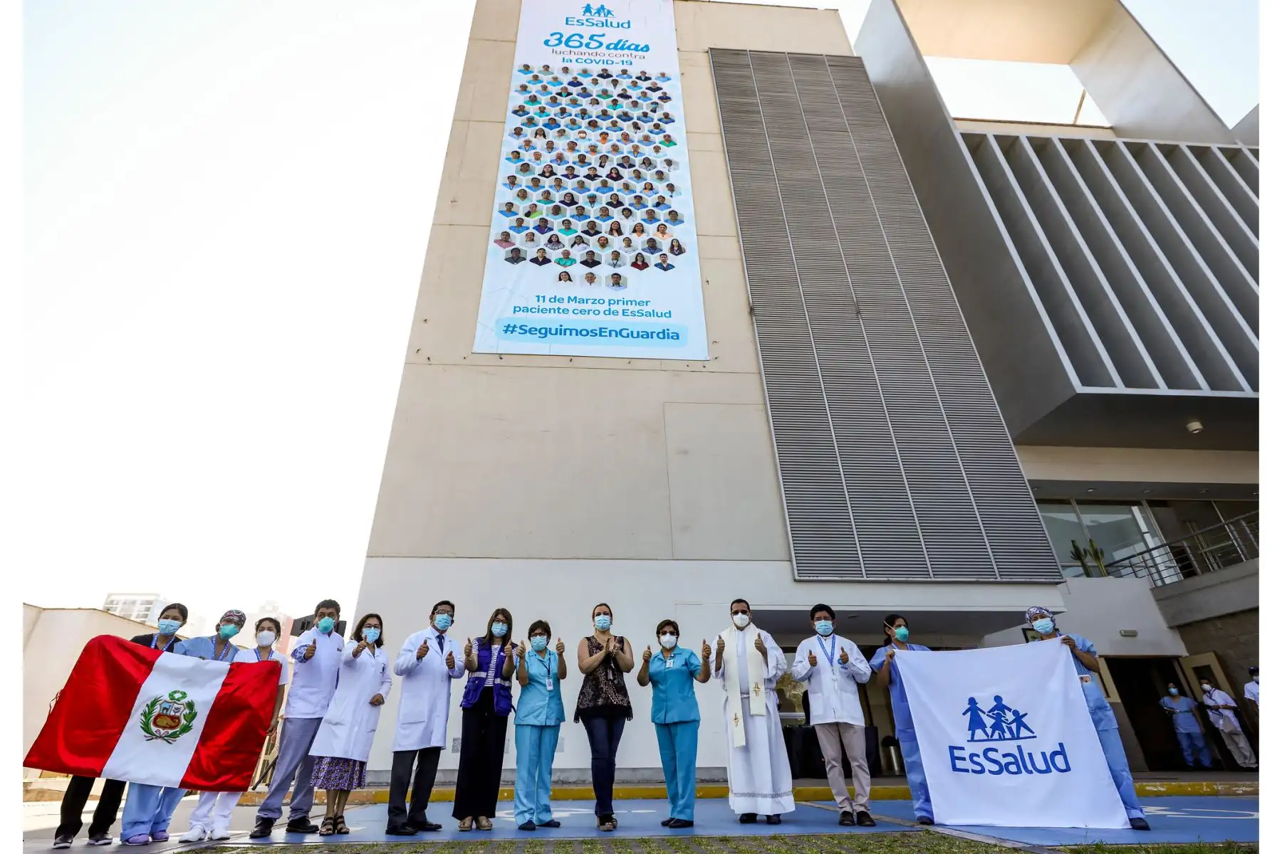 EsSalud conmemora el primer año de la pandemia en el Centro de Emergencia del Hospital Rebagliati con una misa y entrega reconocimiento a su personal de salud que continúa laborando incansablemente en esta pandemia. Foto: EsSalud