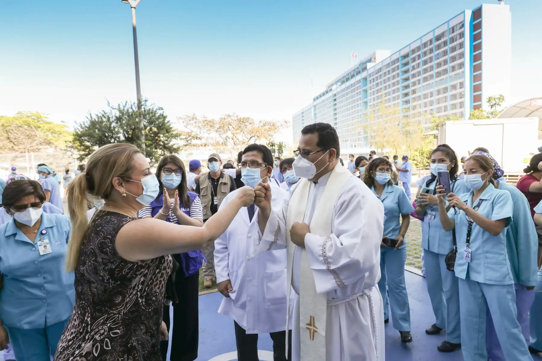 EsSalud conmemora el primer año de la pandemia en el Centro de Emergencia del Hospital Rebagliati con una misa y entrega reconocimiento a su personal de salud que continúa laborando incansablemente en esta pandemia. Foto: EsSalud