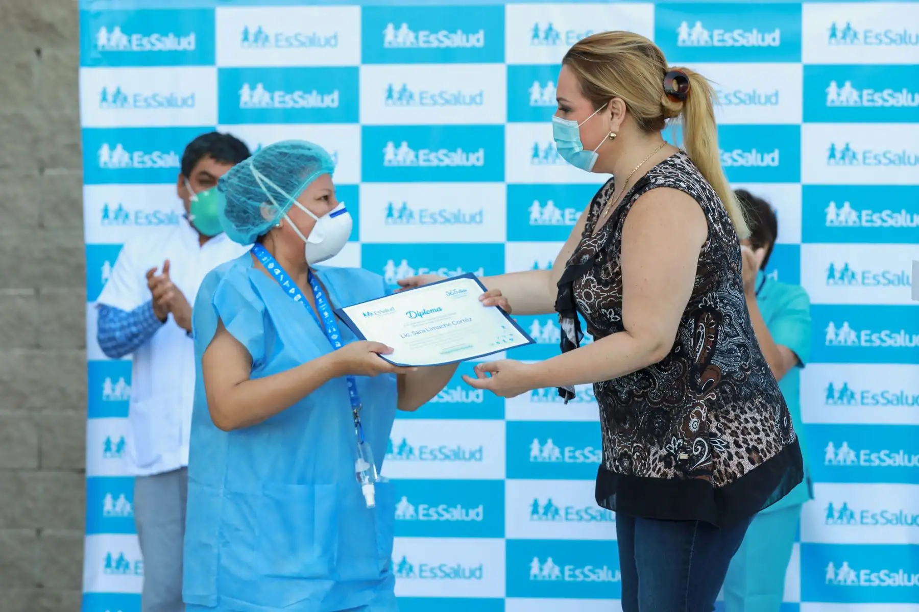 EsSalud conmemora el primer año de la pandemia en el Centro de Emergencia del Hospital Rebagliati con una misa y entrega reconocimiento a su personal de salud que continúa laborando incansablemente en esta pandemia. Foto: EsSalud