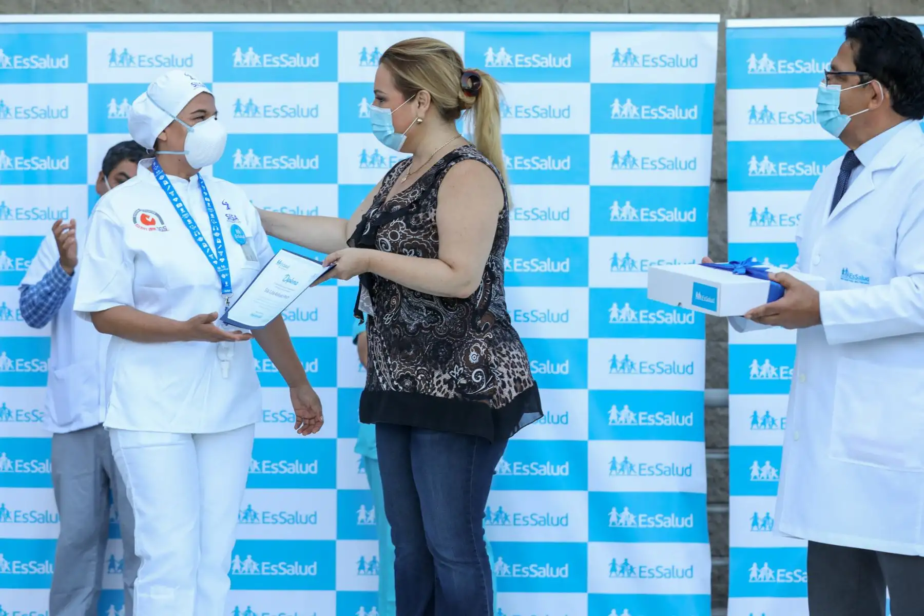 EsSalud conmemora el primer año de la pandemia en el Centro de Emergencia del Hospital Rebagliati con una misa y entrega reconocimiento a su personal de salud que continúa laborando incansablemente en esta pandemia. Foto: EsSalud