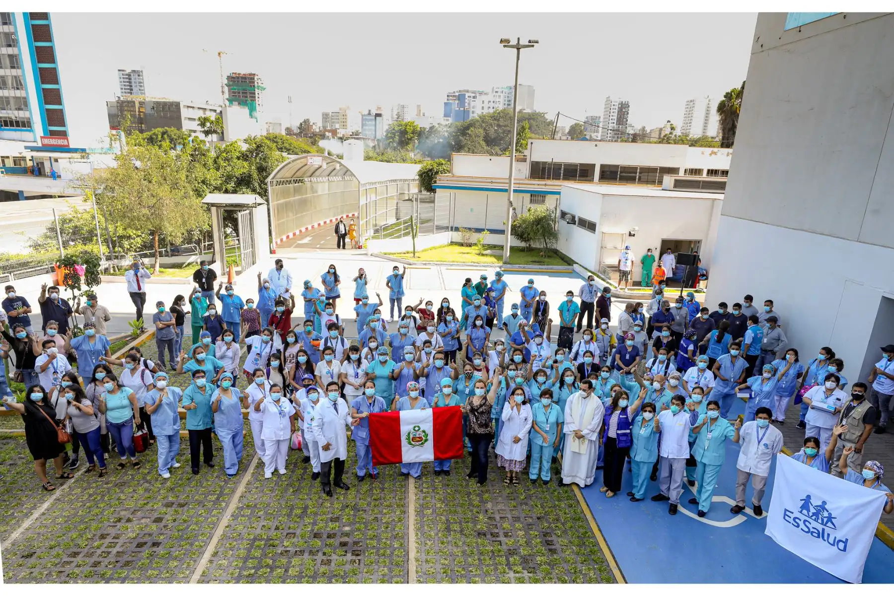 EsSalud conmemora el primer año de la pandemia en el Centro de Emergencia del Hospital Rebagliati con una misa y entrega reconocimiento a su personal de salud que continúa laborando incansablemente en esta pandemia. Foto: EsSalud