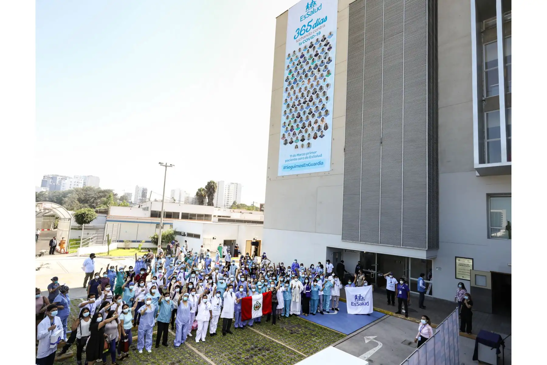 EsSalud conmemora el primer año de la pandemia en el Centro de Emergencia del Hospital Rebagliati con una misa y entrega reconocimiento a su personal de salud que continúa laborando incansablemente en esta pandemia. Foto: EsSalud
